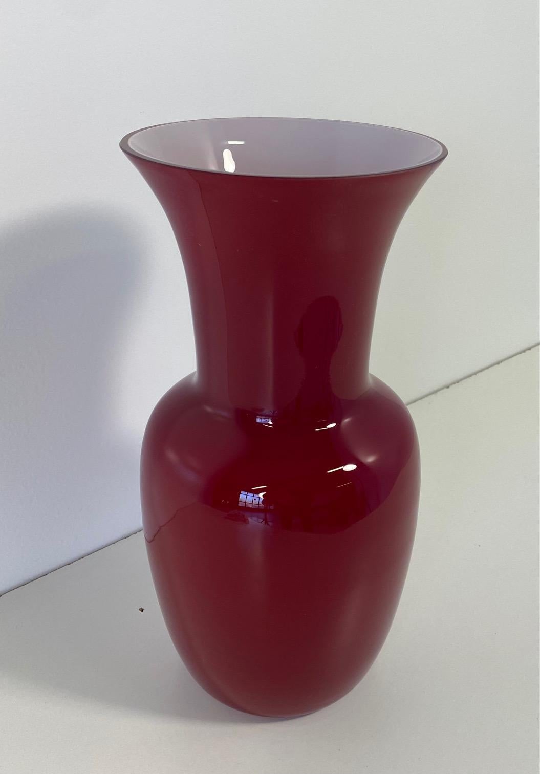 Italian Red and White Murano Glass Vase by Venini In Good Condition For Sale In Meda, MB