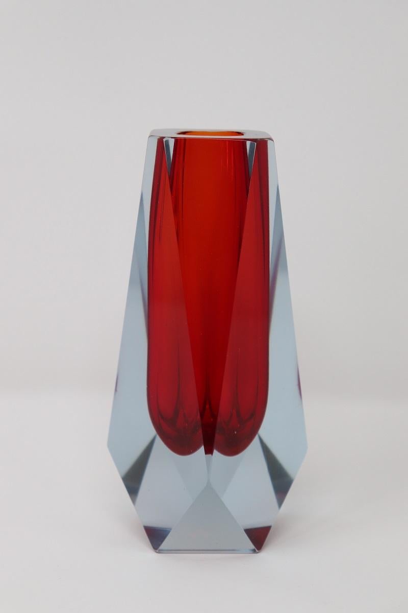 Ce vase en verre de Murano est un exemple étonnant du design italien du milieu du siècle, provenant de la célèbre île verrière de Murano, à Venise. Plus précisément, cette pièce est attribuée à Flavio Poli, un célèbre designer verrier qui a