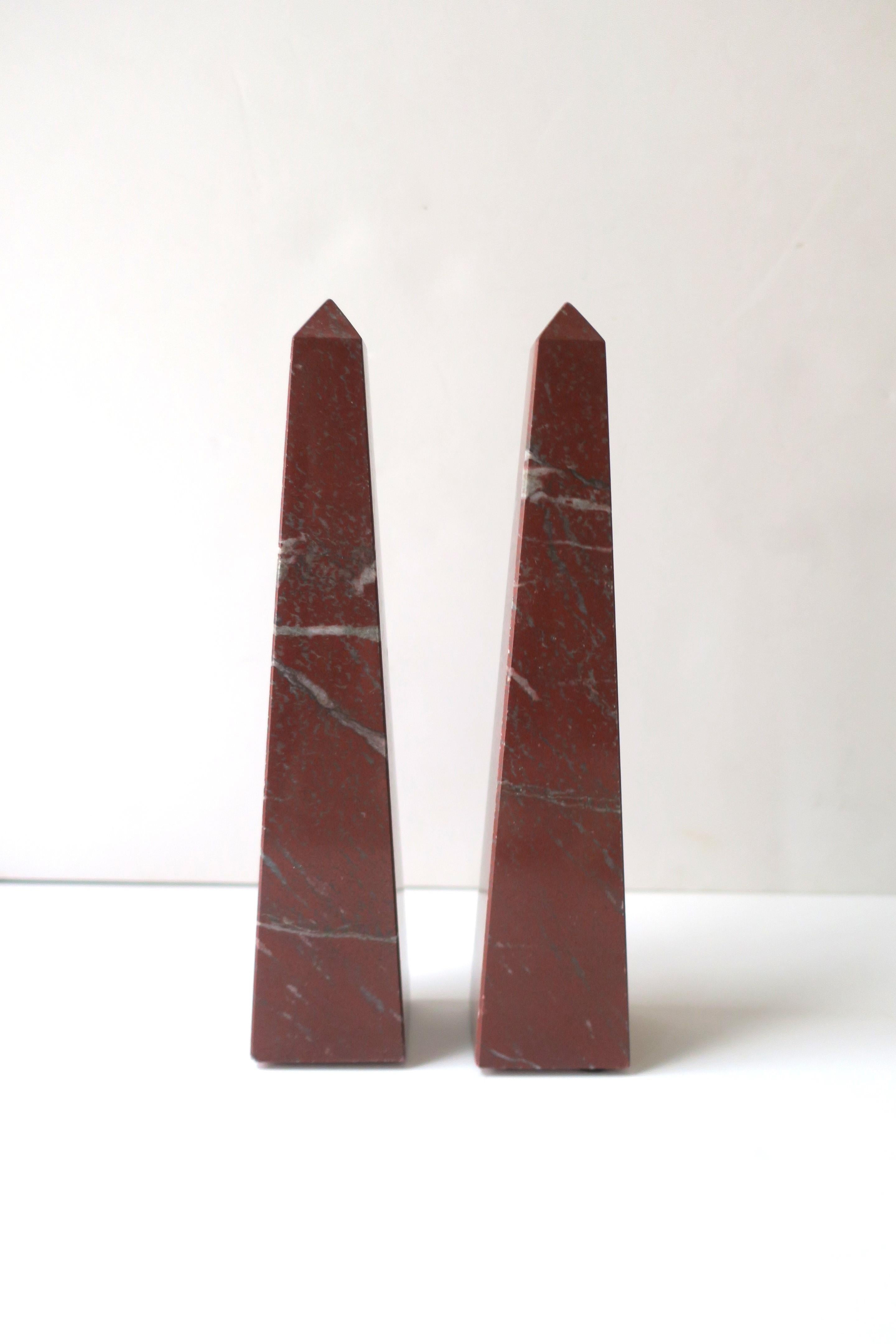 Moderne Paire d'obélisques italiens en marbre rouge bourgogne en vente
