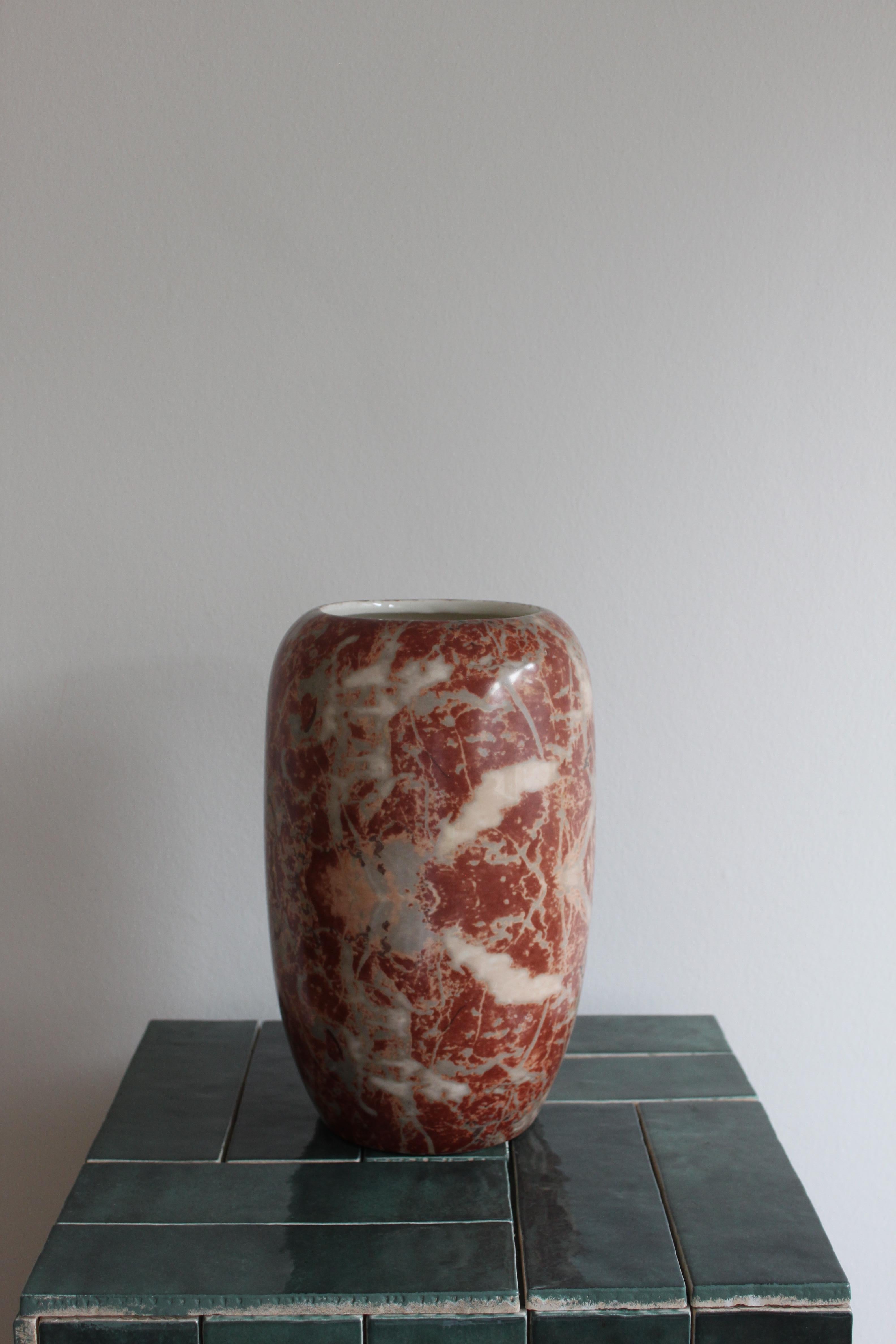 Organico moderno Vaso italiano in ceramica rossa con decorazioni in marmo CARRARESI V.I.I. CALENZANO FIRENZ in vendita