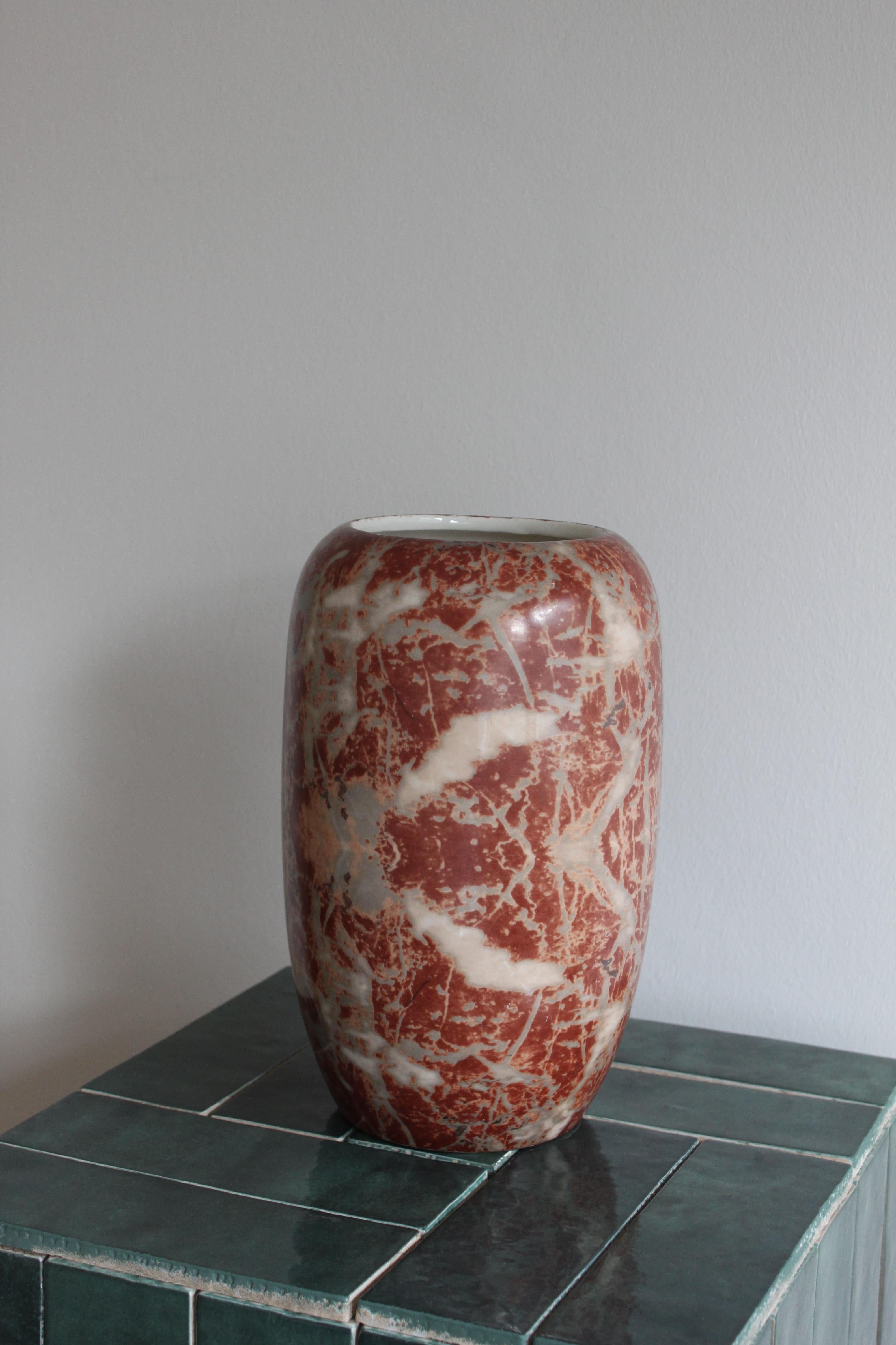 Italiano Vaso italiano in ceramica rossa con decorazioni in marmo CARRARESI V.I.I. CALENZANO FIRENZ in vendita