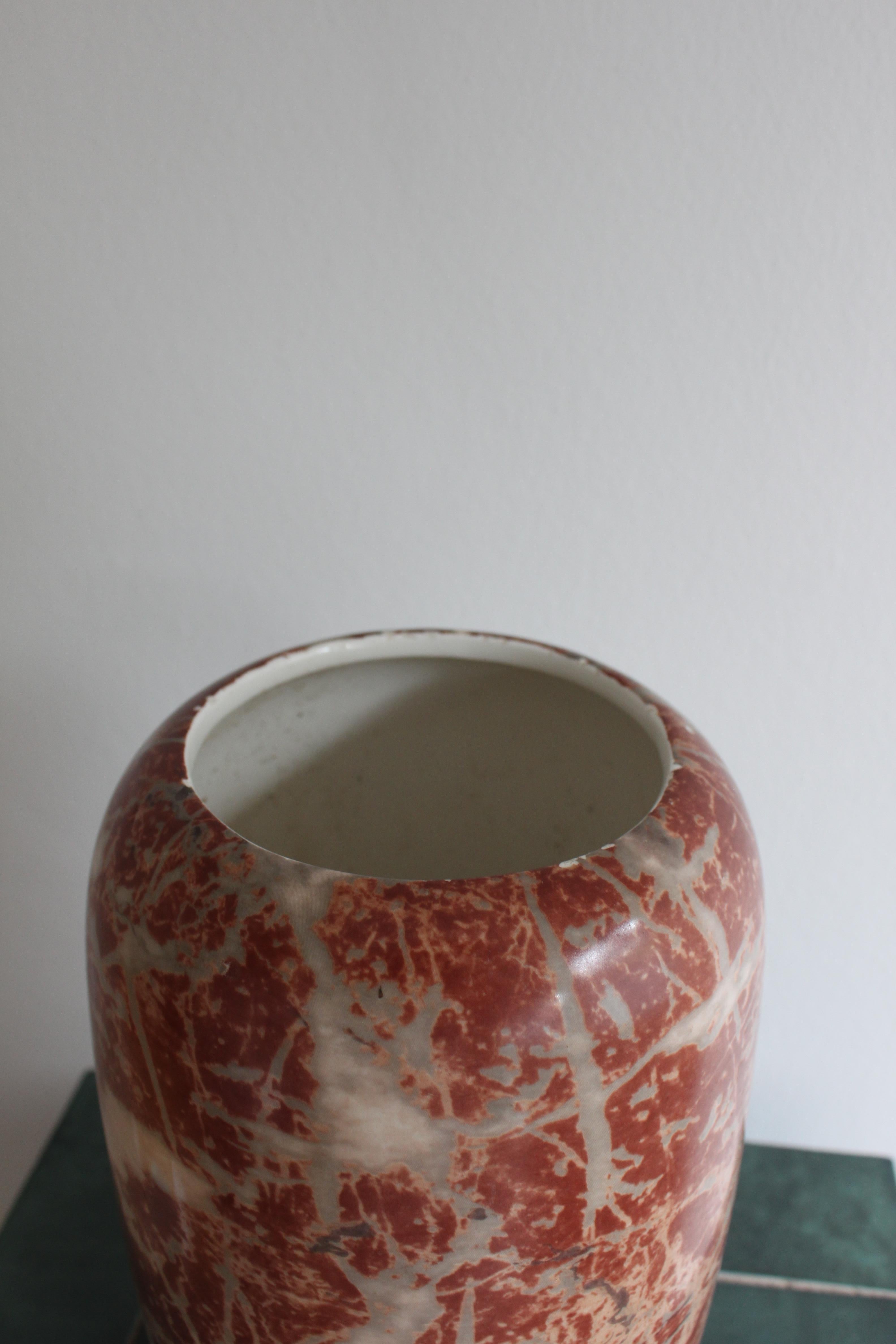 Vaso italiano in ceramica rossa con decorazioni in marmo CARRARESI V.I.I. CALENZANO FIRENZ In condizioni buone in vendita a Rümmingen, BW