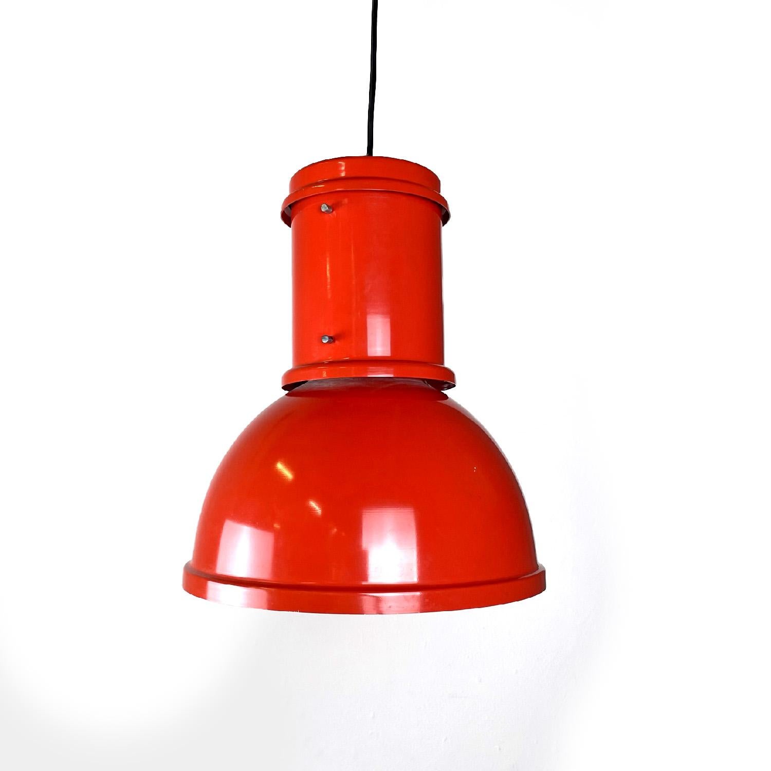 Italian red chandelier Lampara by Roberto Menghi for Fontana Arte, 1960s
Chandelier mod. Lampara with round base in bright red lacquered aluminum. It has a dome-shaped lampshade lacquered white internally, in the upper part there is a cylindrical