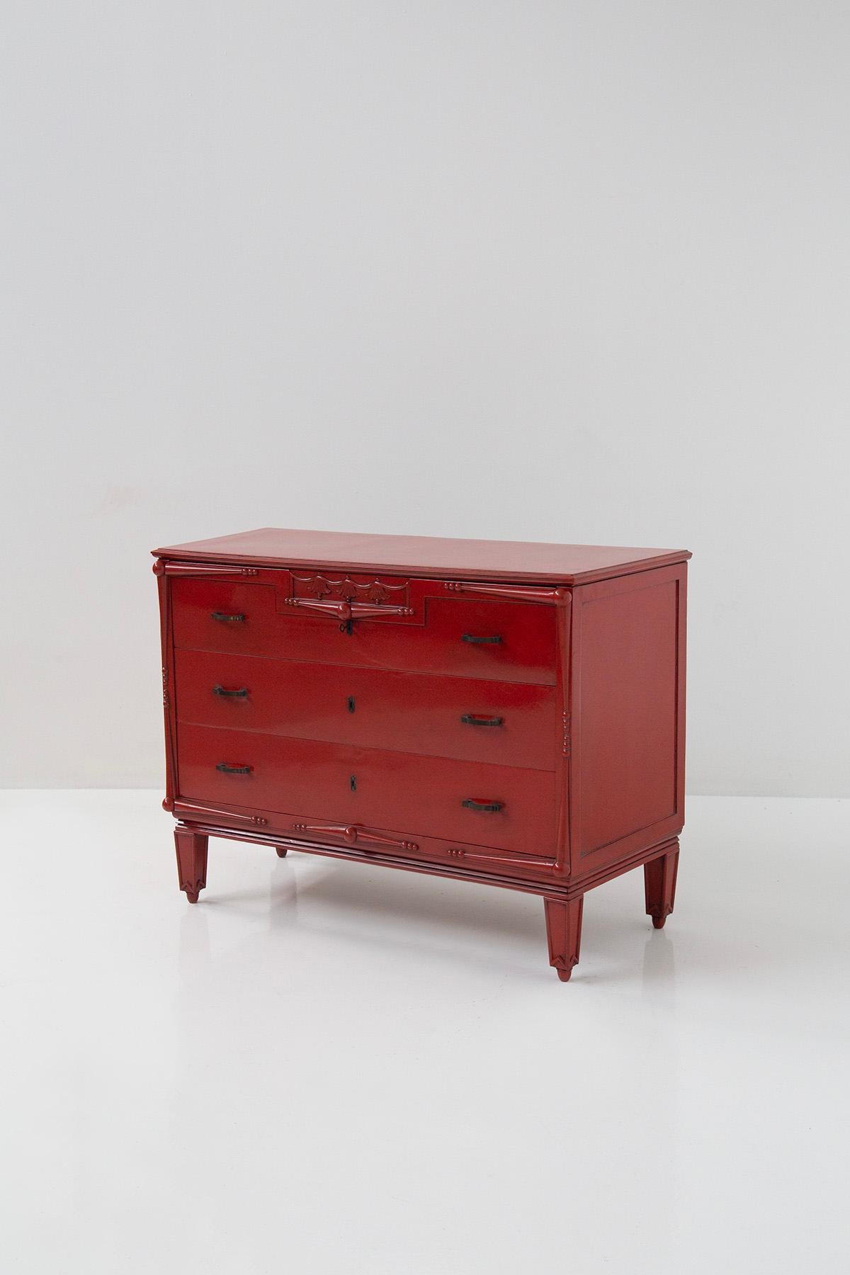 The chest of drawers attributed to the well-known Italian architect Piero Portalupi is an exquisite piece of furniture from the early 20th century. Made with the utmost attention to detail, it displays elegance and refinement in its design.
This
