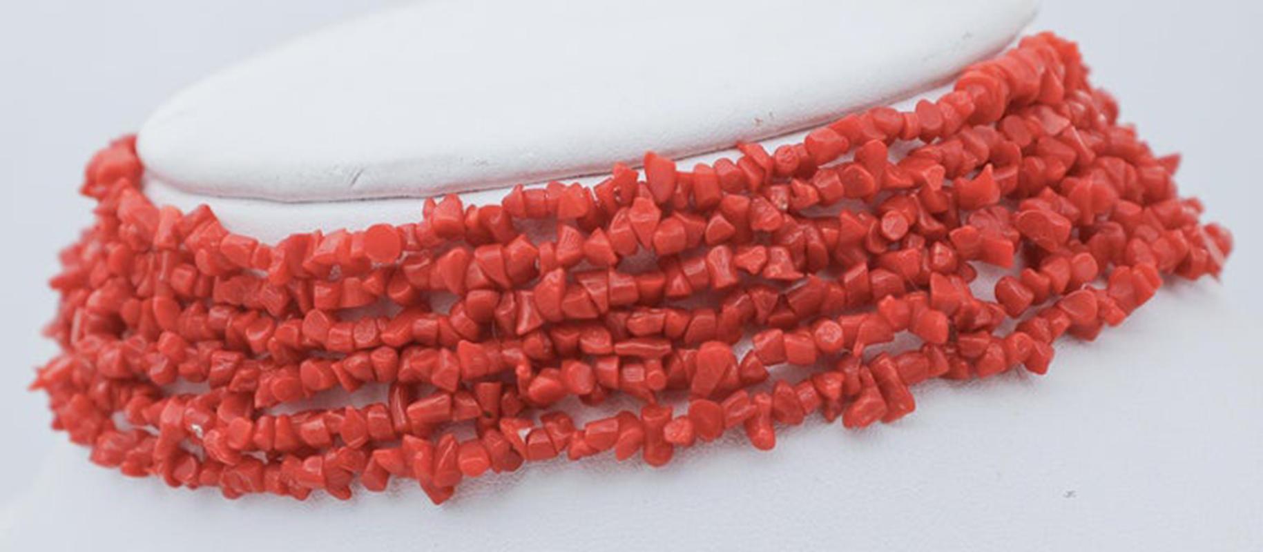 Gorgeous retrò/vintage necklace mounted with  6 red coral rows and embellished with a simple closure in silver but with rose gold color.
This necklace was totally handmade by Italian master goldsmiths and it is in perfect conditions.
Coral  gr