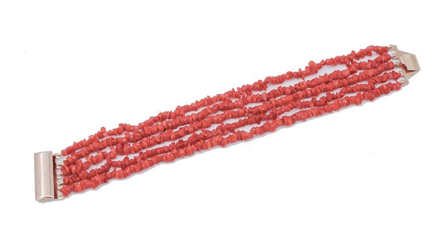 Gorgeous retrò/vintage bracelet composed  of  5 red coral rows and embellished with a simple closure realized in silver but with rose gold color.
This bracelet was totally handmade by Italian master goldsmiths and it is in perfect conditions.
Coral