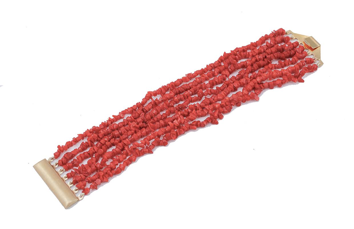 Gorgeous retrò/vintage bracelet composed  of  7 red coral rows and embellished with a simple closure realized in silver but with yellow gold color.
This bracelet was totally handmade by Italian master goldsmiths and it is in perfect