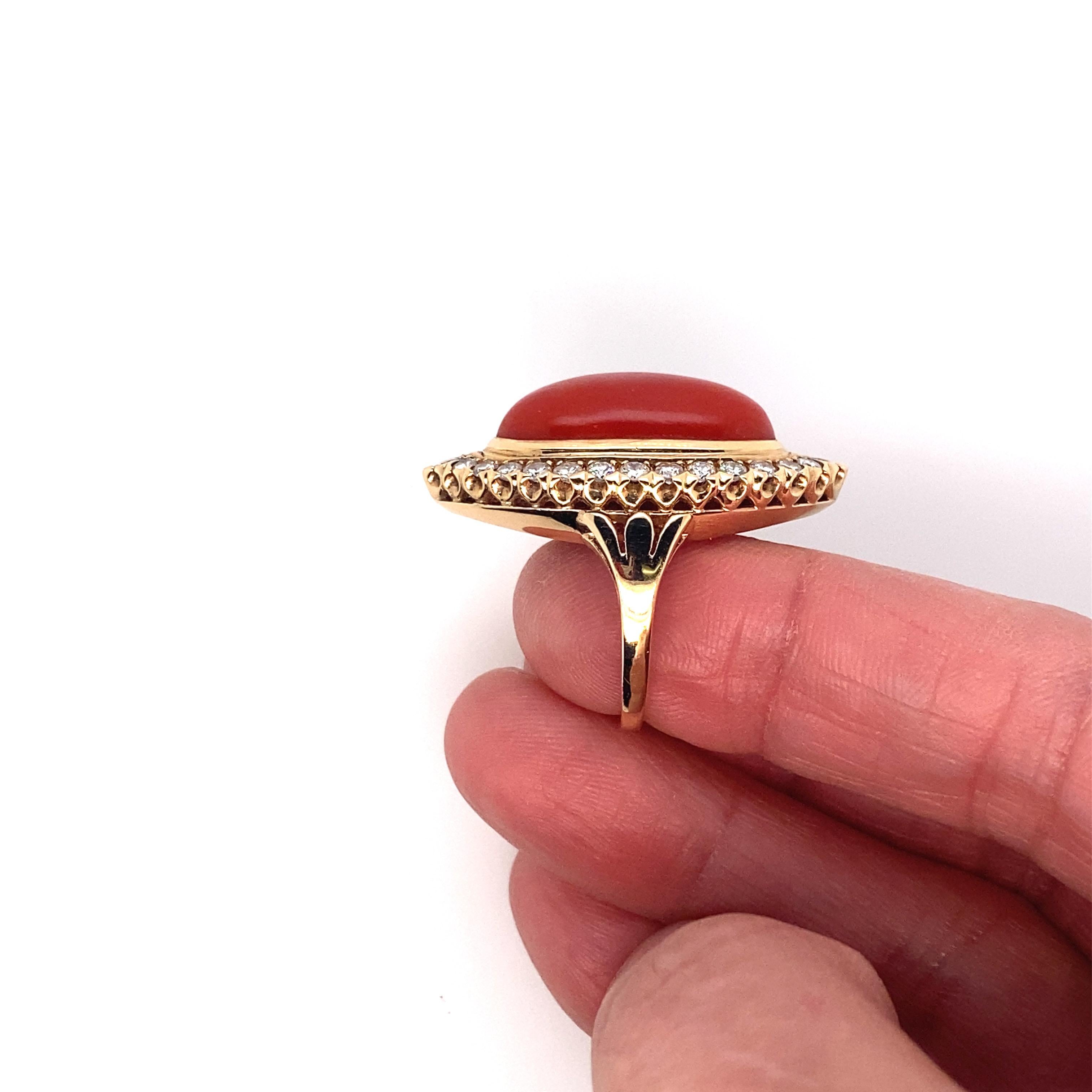 Italienischer roter Koralle Vintage Cabochon-Ring mit Diamanten im Zustand „Gut“ im Angebot in Johns Creek, GA