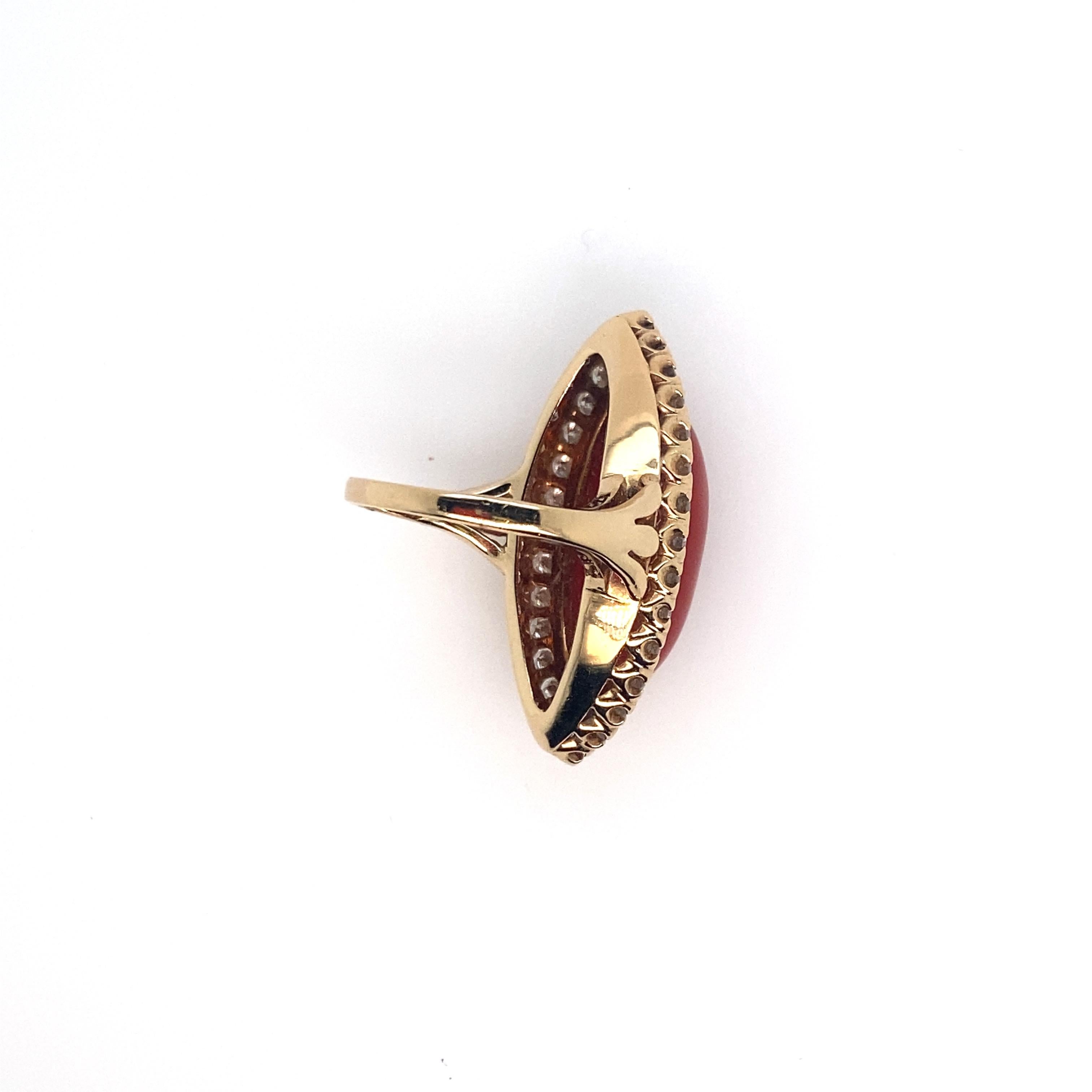 Italienischer roter Koralle Vintage Cabochon-Ring mit Diamanten Damen im Angebot