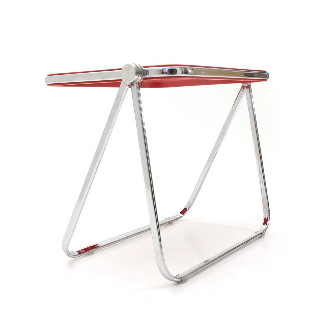 Folding desk produced by Anonima Castelli and designed by Giancarlo Piretti in the 1960s.
Thick red printed plastic top with storage compartments.
Molded aluminum structure.
Good general conditions, some signs due to normal use over