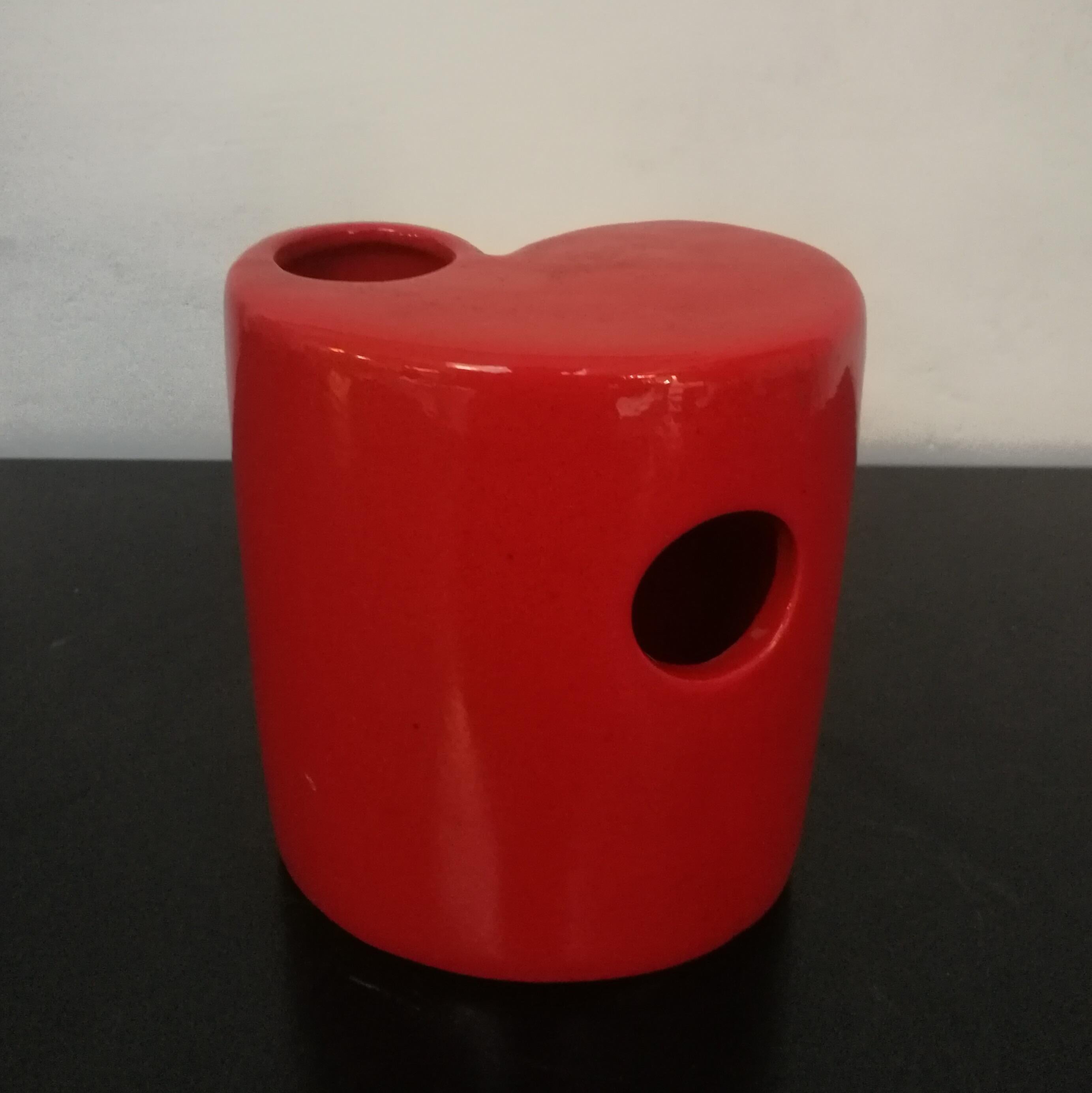 Italian red glazed ceramic vase, 1970s
Red glazed ceramic vase with hole, curved lines and very decorative
Design of the Space Age period
Excellent condition does not present any defect.