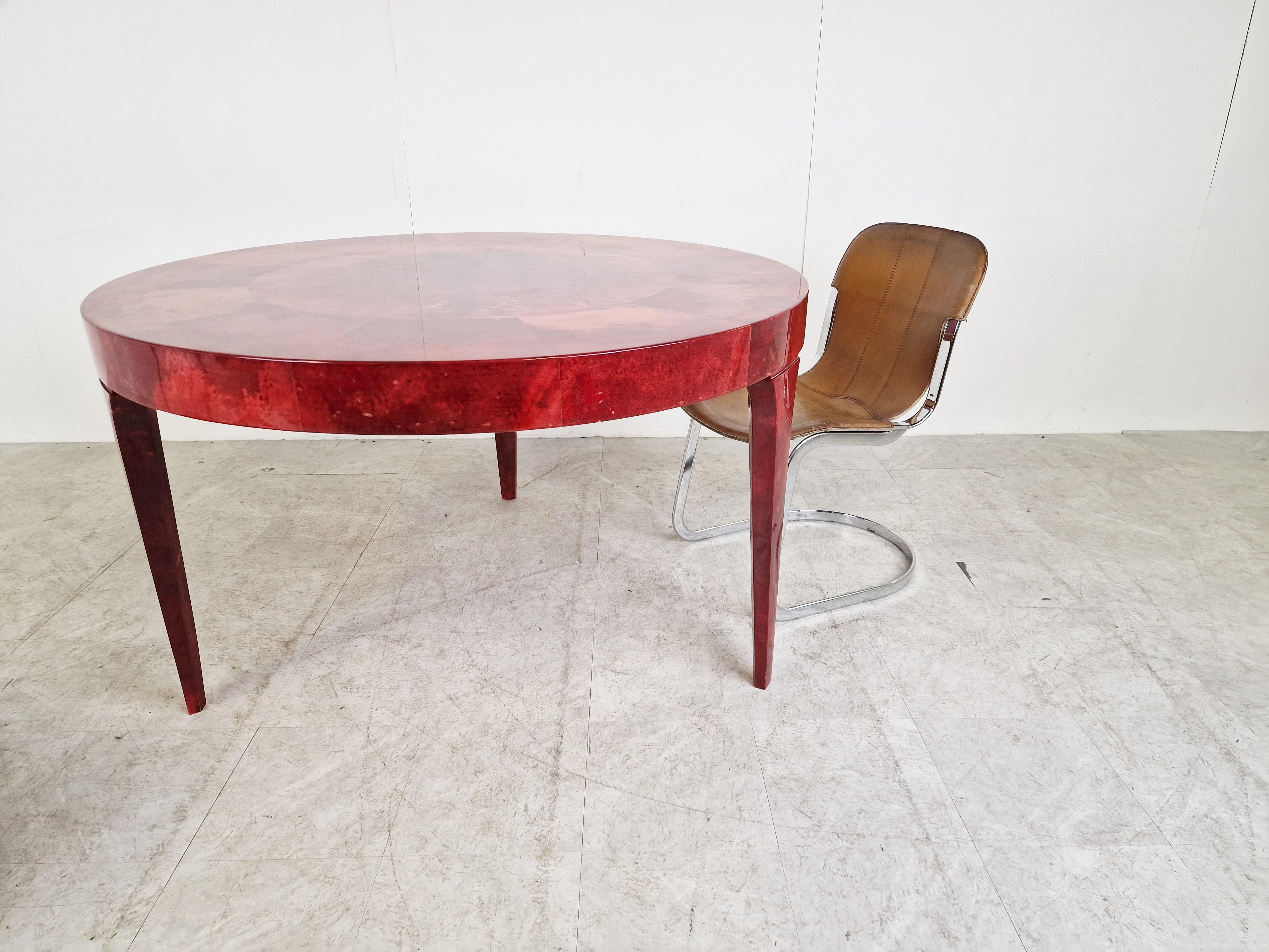 Table de salle à manger italienne en peau de chèvre et parchemin laquée rouge par Aldo Tura, années 1960  en vente 6
