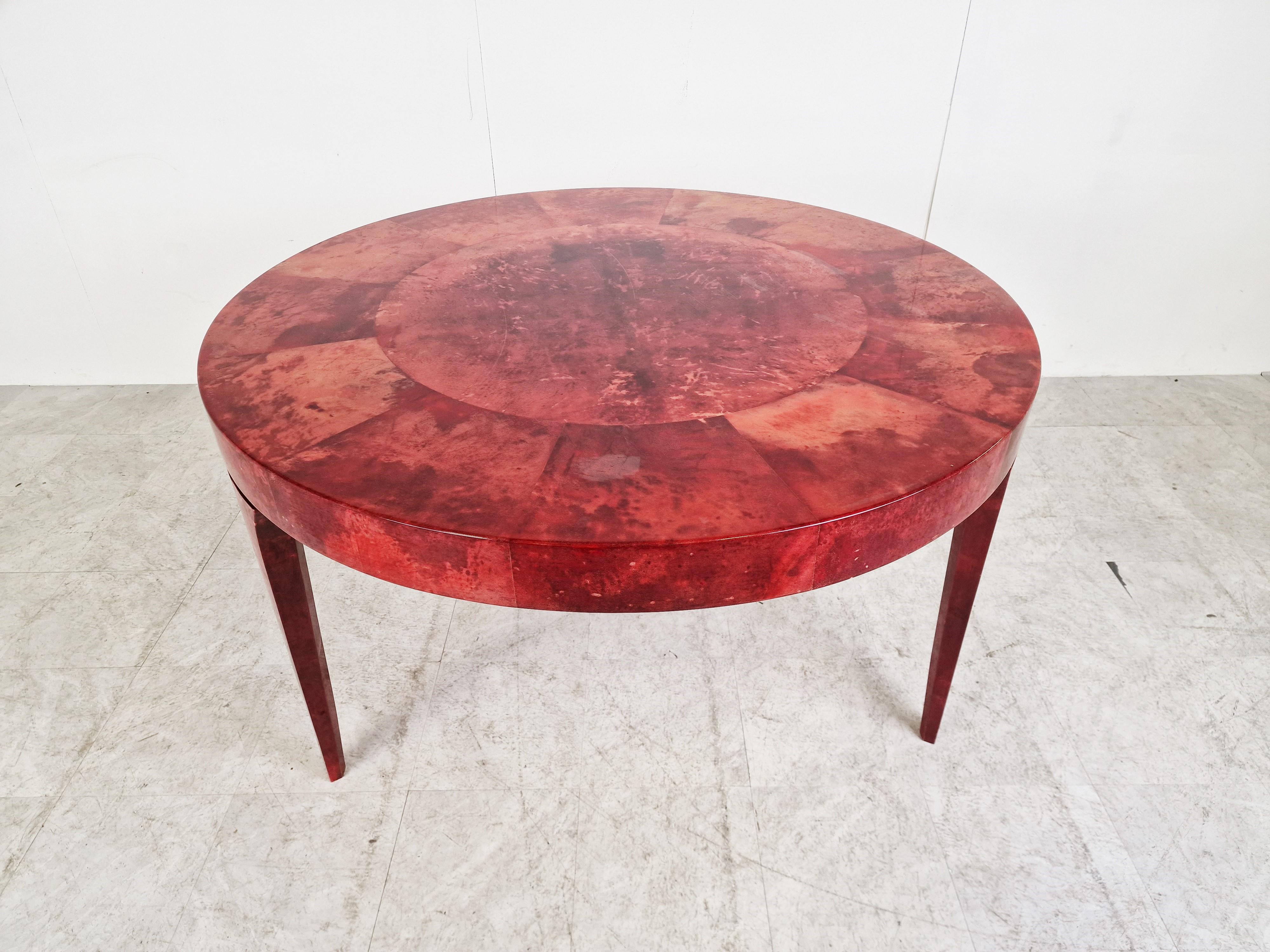 Néoclassique Table de salle à manger italienne en peau de chèvre et parchemin laquée rouge par Aldo Tura, années 1960  en vente
