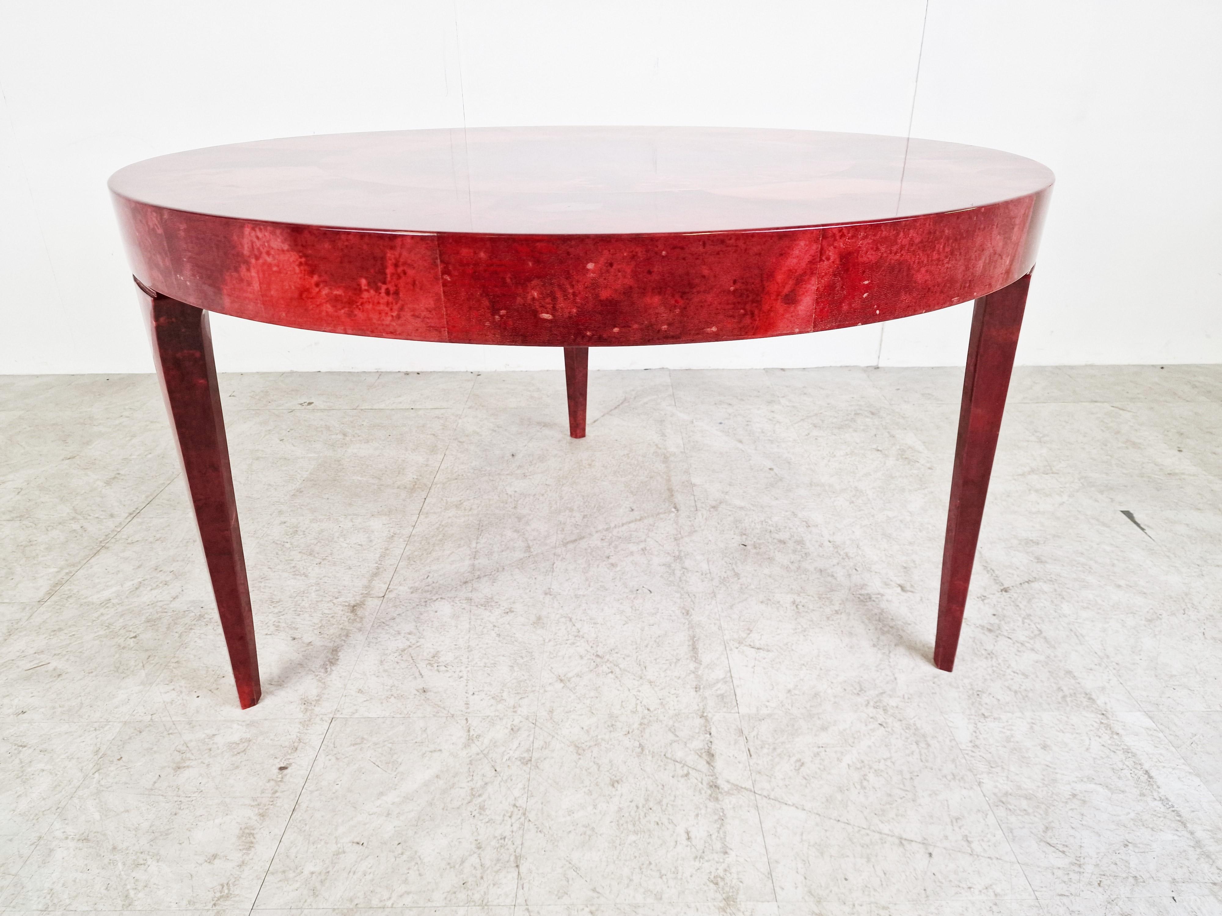 Table de salle à manger italienne en peau de chèvre et parchemin laquée rouge par Aldo Tura, années 1960  Bon état - En vente à HEVERLEE, BE