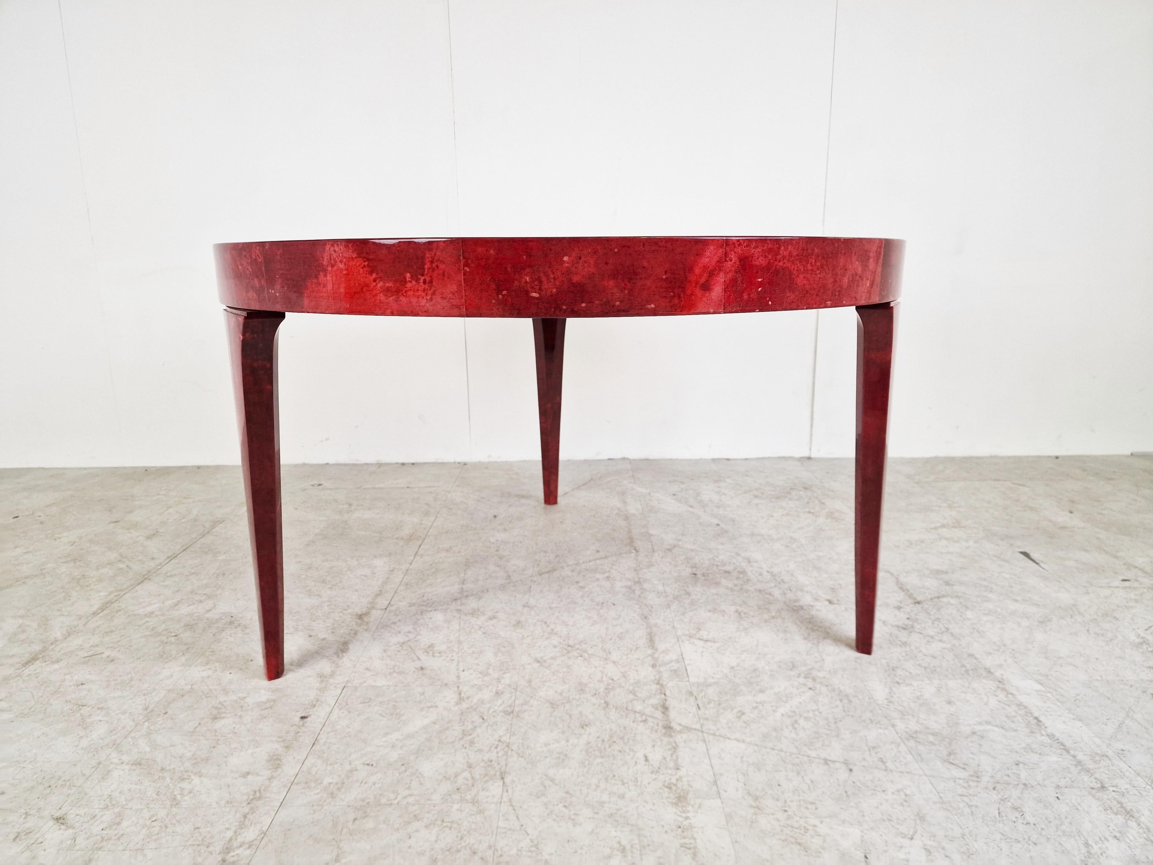 Milieu du XXe siècle Table de salle à manger italienne en peau de chèvre et parchemin laquée rouge par Aldo Tura, années 1960  en vente