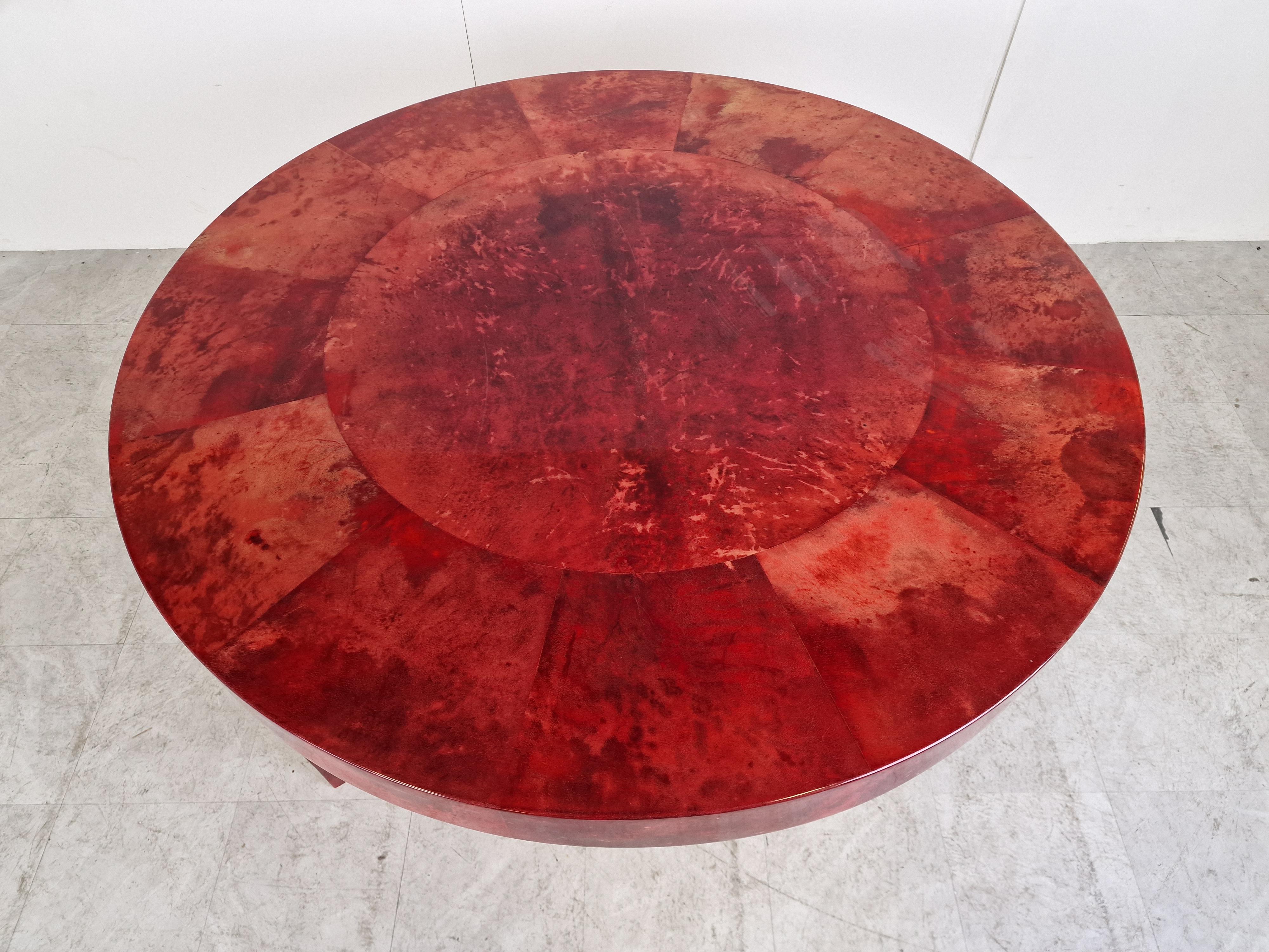 Cuir de chèvre Table de salle à manger italienne en peau de chèvre et parchemin laquée rouge par Aldo Tura, années 1960 en vente
