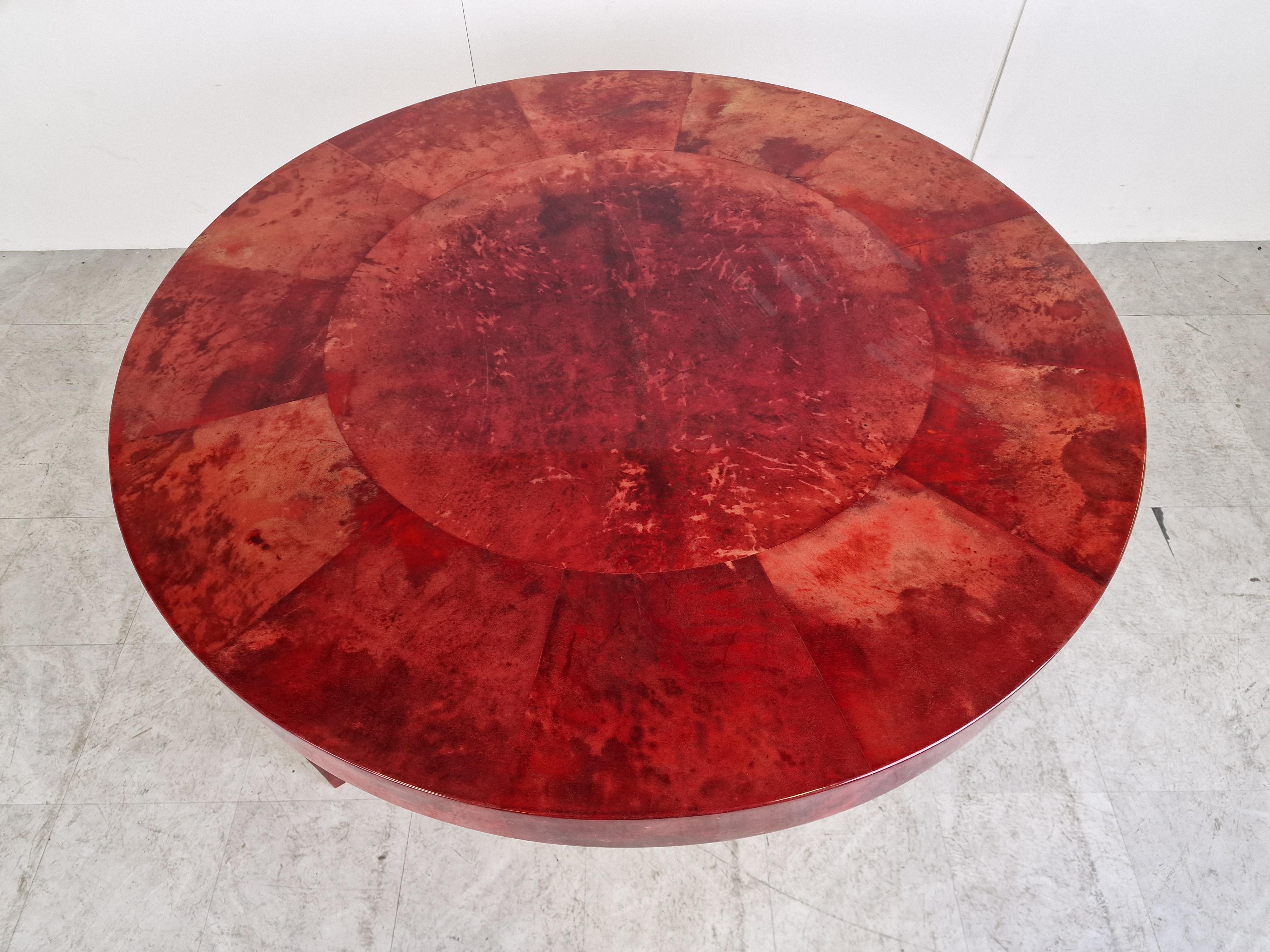 Cuir de chèvre Table de salle à manger italienne en peau de chèvre et parchemin laquée rouge par Aldo Tura, années 1960  en vente