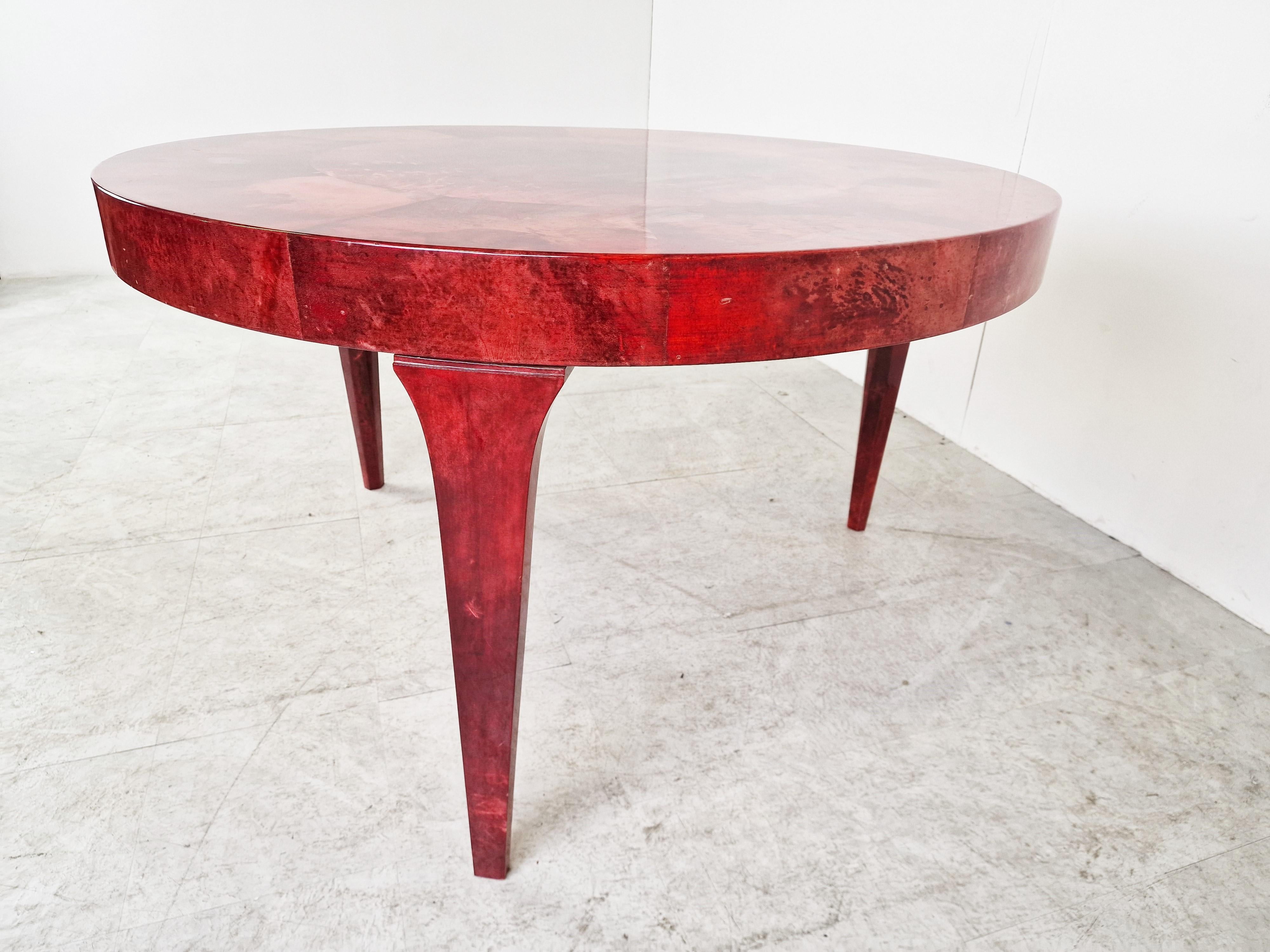 Table de salle à manger italienne en peau de chèvre et parchemin laquée rouge par Aldo Tura, années 1960  en vente 2