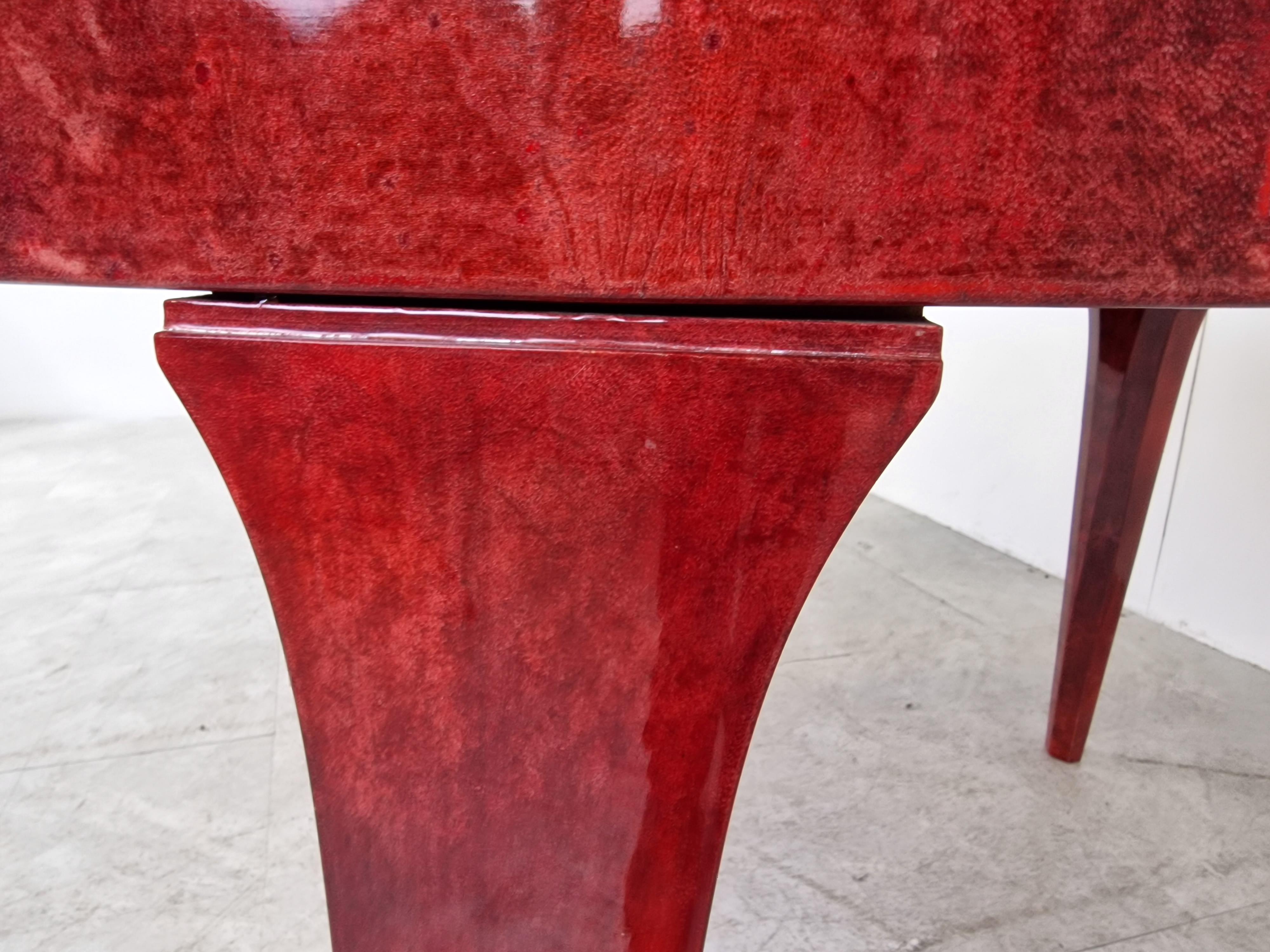 Table de salle à manger italienne en peau de chèvre et parchemin laquée rouge par Aldo Tura, années 1960  en vente 3