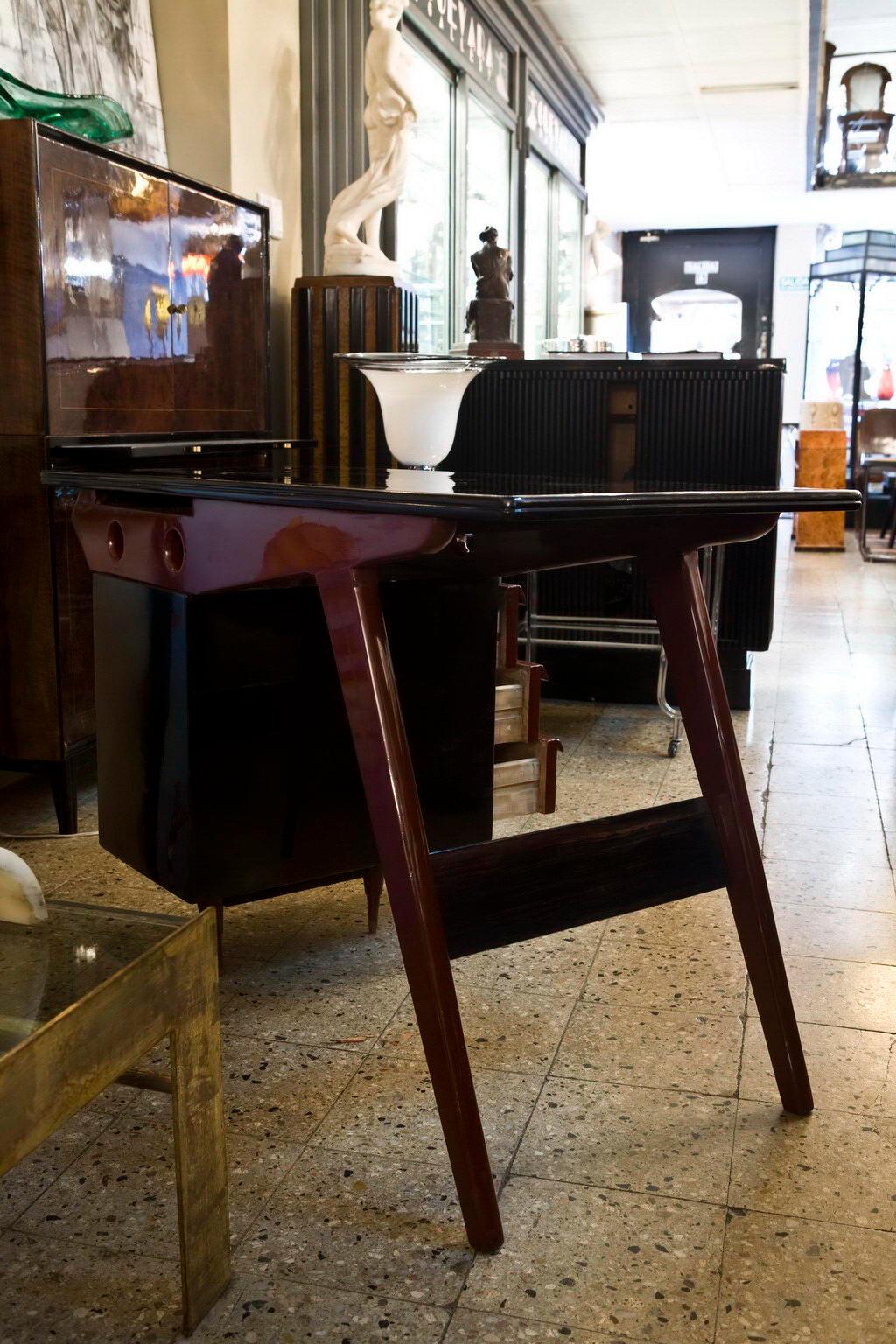 Italian Red Lacquered Wood Desk from the 50s In Good Condition For Sale In Ciudad Autónoma Buenos Aires, C