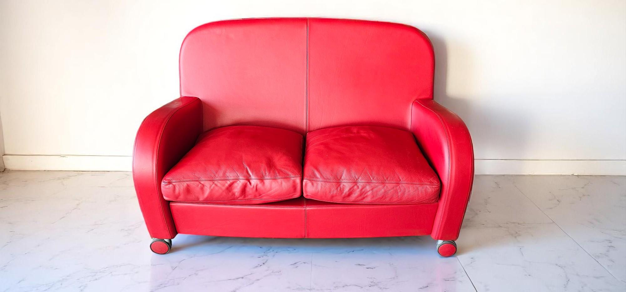 The Daisy sofa features soft, enveloping shapes, with curves that invite relaxation. Compact and free from wrinkles or excesses, its upholstery highlights the beauty of Pelle Frau®. This design, inspired by the 1930s, is reinterpreted in a modern