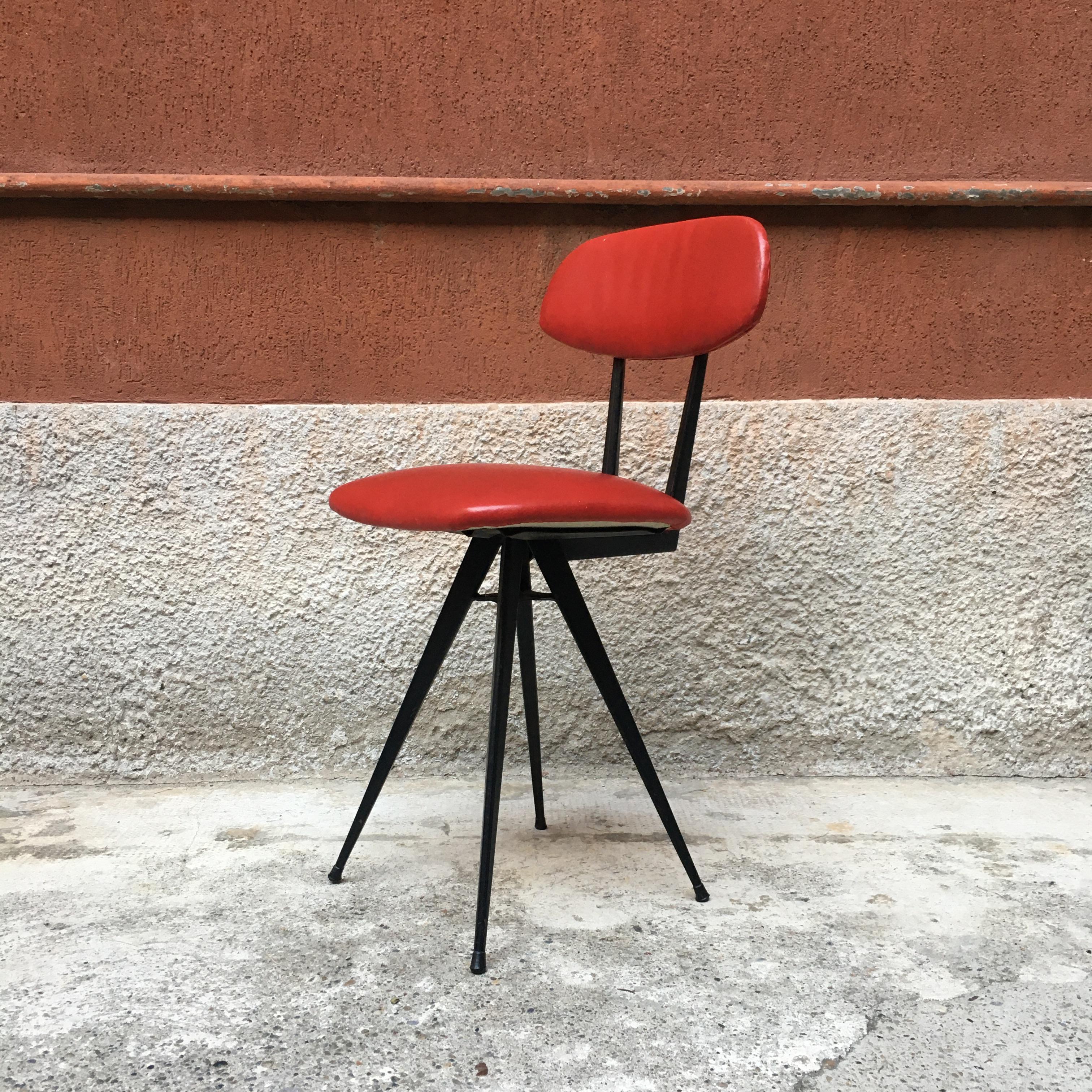 Italian red leatherette and metal legs chairs, 1960s
Chairs with metal frame, padded seat and upholstery covered in red sky
Perfect conditions.
