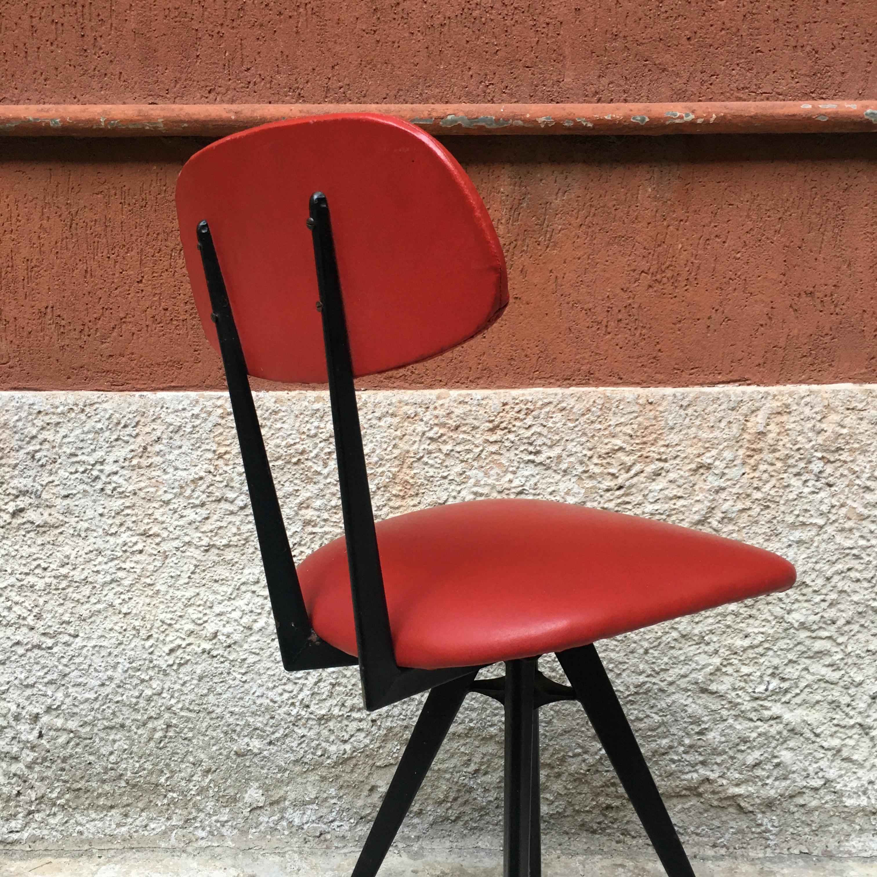 Italian Red Leatherette and Metal Legs Chairs, 1960s im Zustand „Hervorragend“ in MIlano, IT