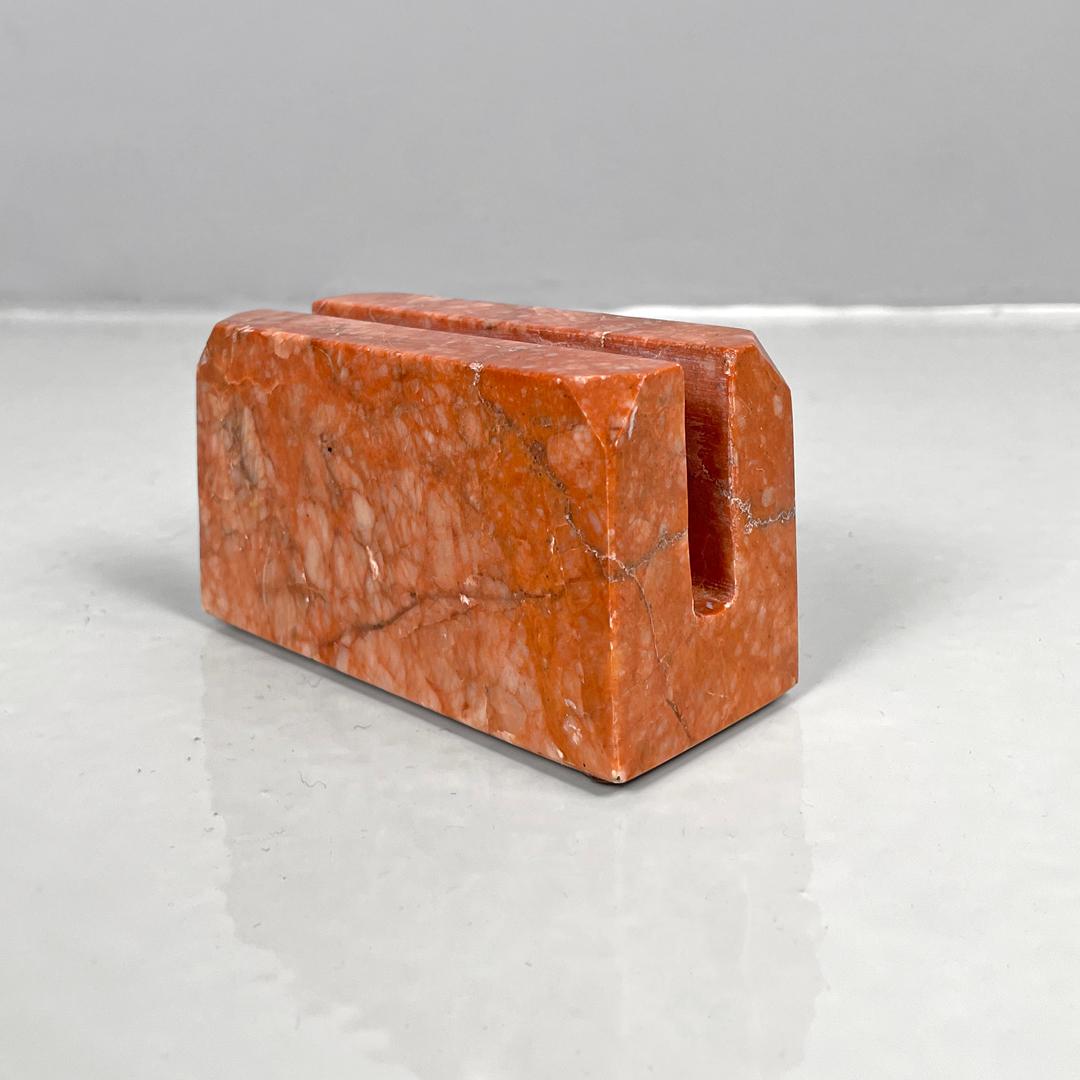 Italian red marble desk letter holder, 20th century
Desk letter holder with rectangular base in red marble. The structure is parallelepiped-shaped with a central rectangular groove. The outer corners are cut to form a decoration. The material is red