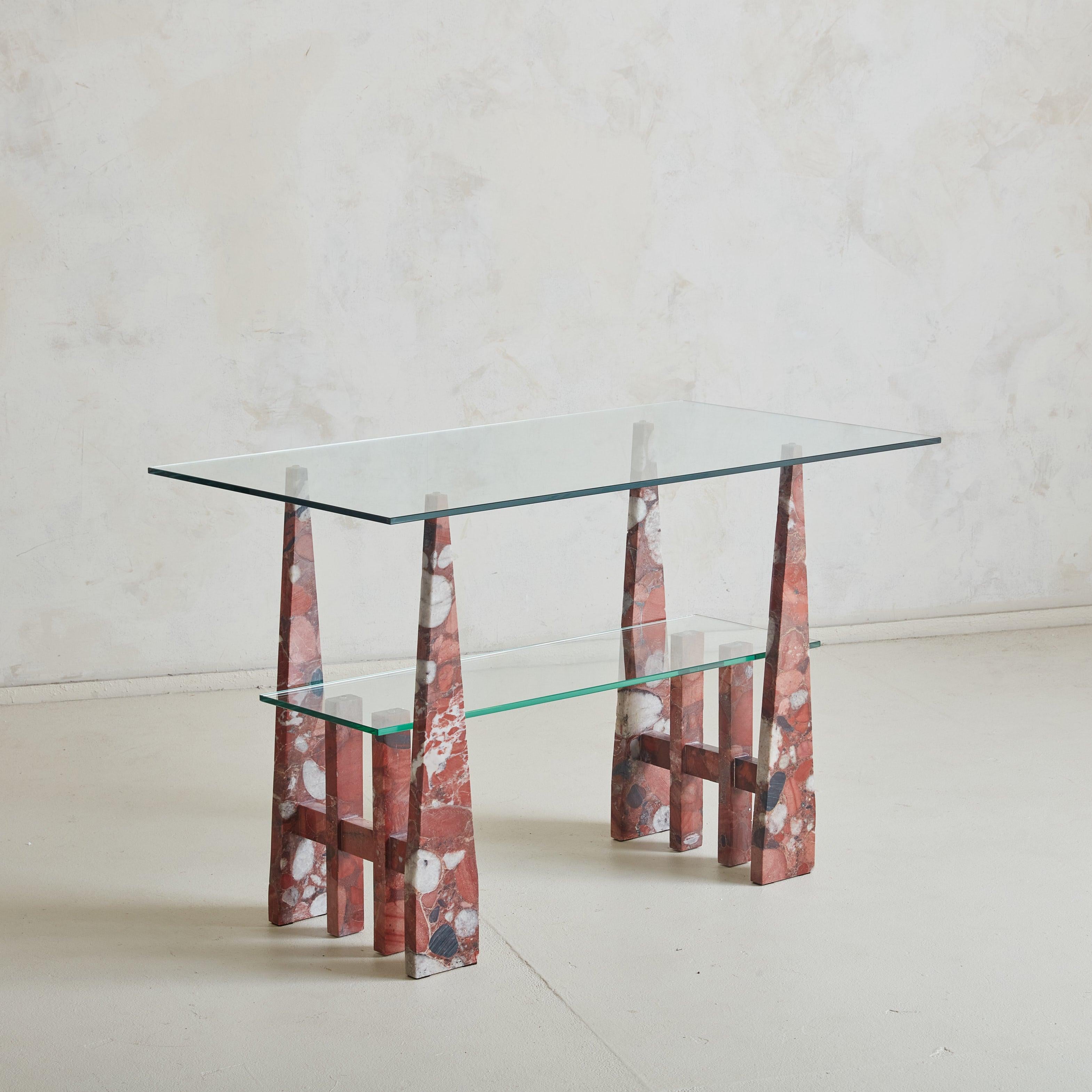 Cette table console italienne sculpturale des années 1970 présente une base captivante en marbre rouge caractérisée par des veines complexes d'ivoire et de charbon de bois. Cette fondation saisissante crée une riche tapisserie visuelle, les motifs