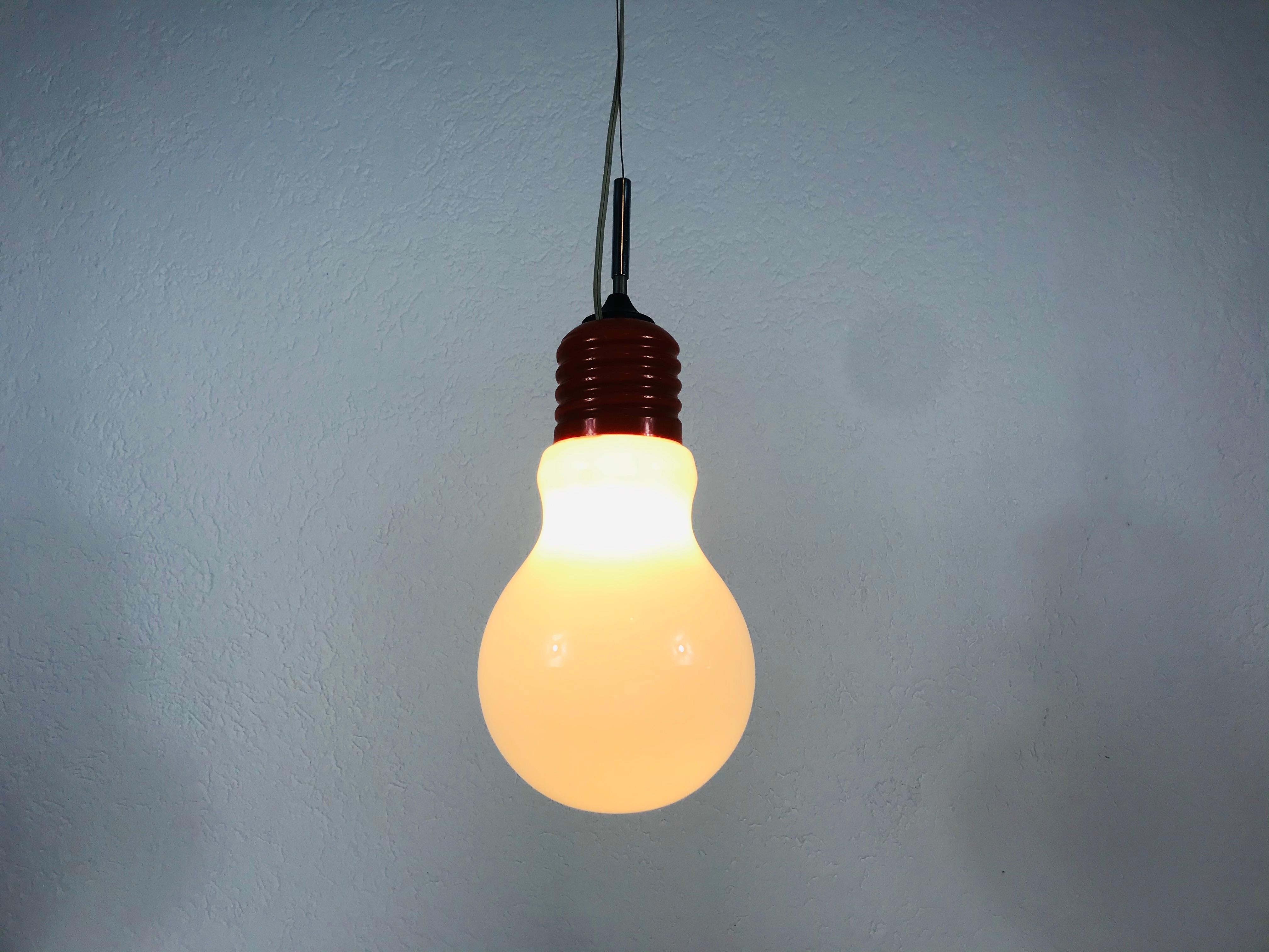 Italian red hanging lamp with opaline glass. Red metal body and canopy.

Measures: Height of fixture 30 cm

Total height 90 cm

The light requires one E14 light bulb.