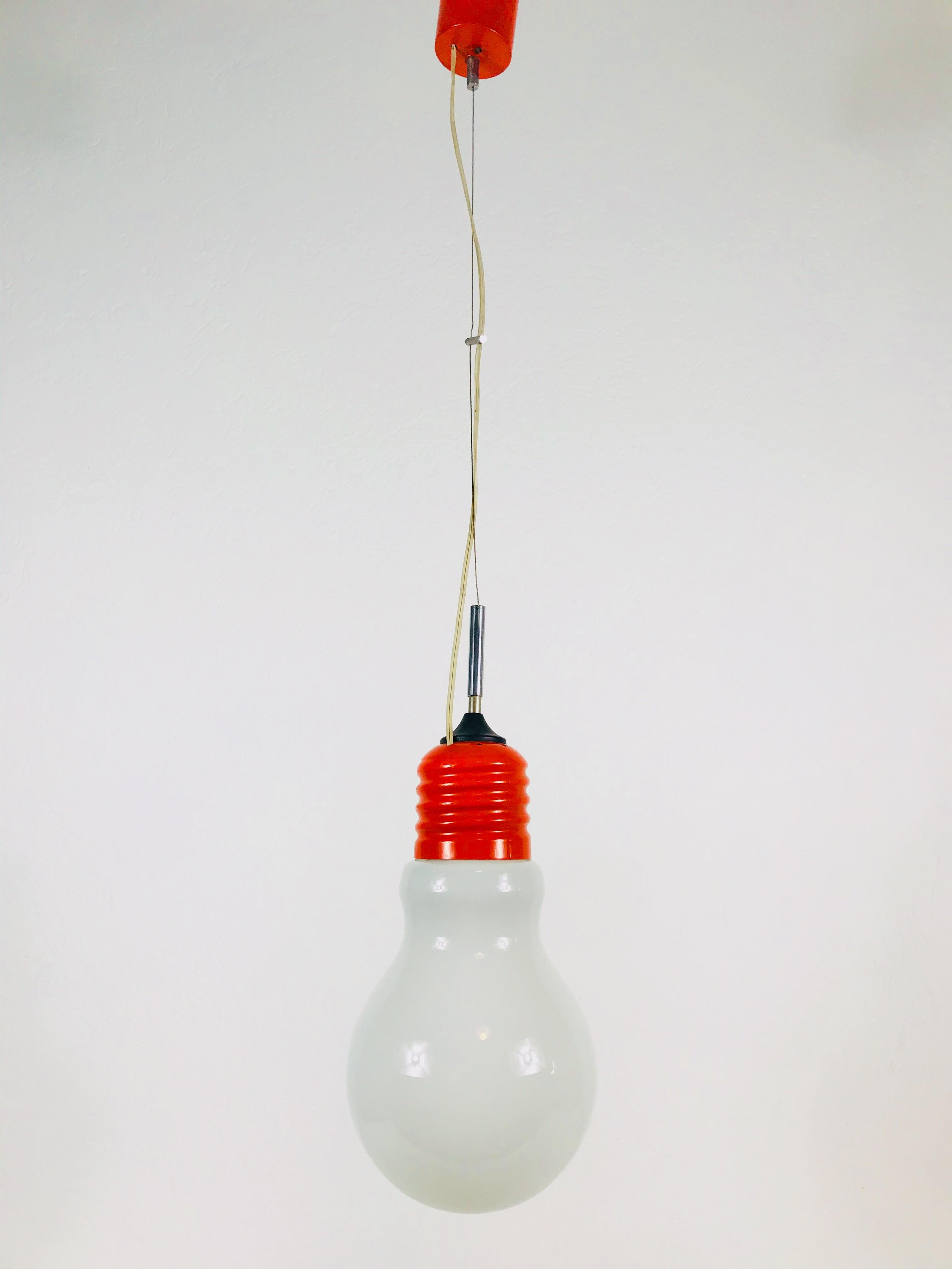 Fin du 20e siècle Lampe à suspension italienne en métal rouge et verre opalin:: 1970:: Italie en vente