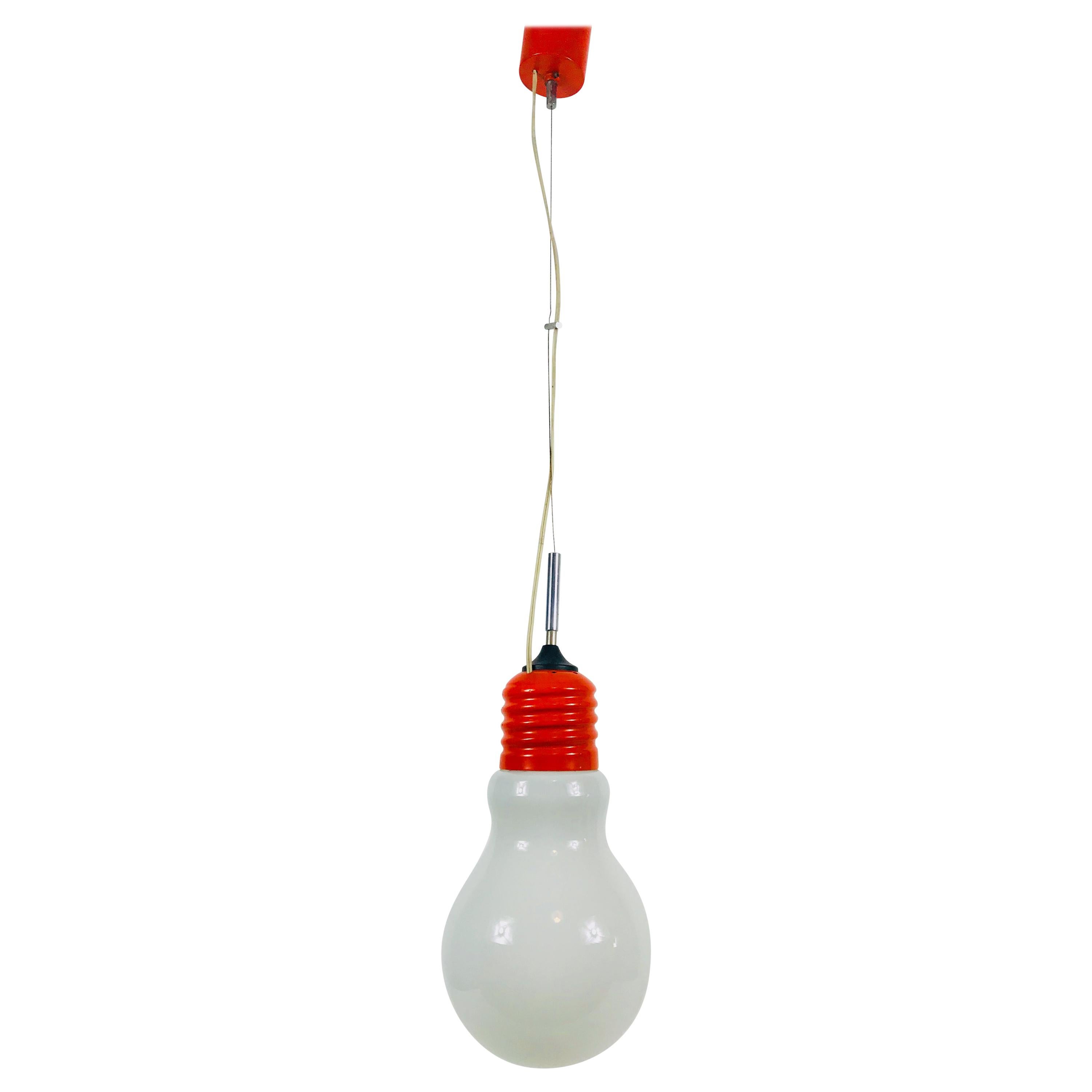 Lampe à suspension italienne en métal rouge et verre opalin:: 1970:: Italie