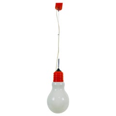 Lampe à suspension italienne en métal rouge et verre opalin:: 1970:: Italie