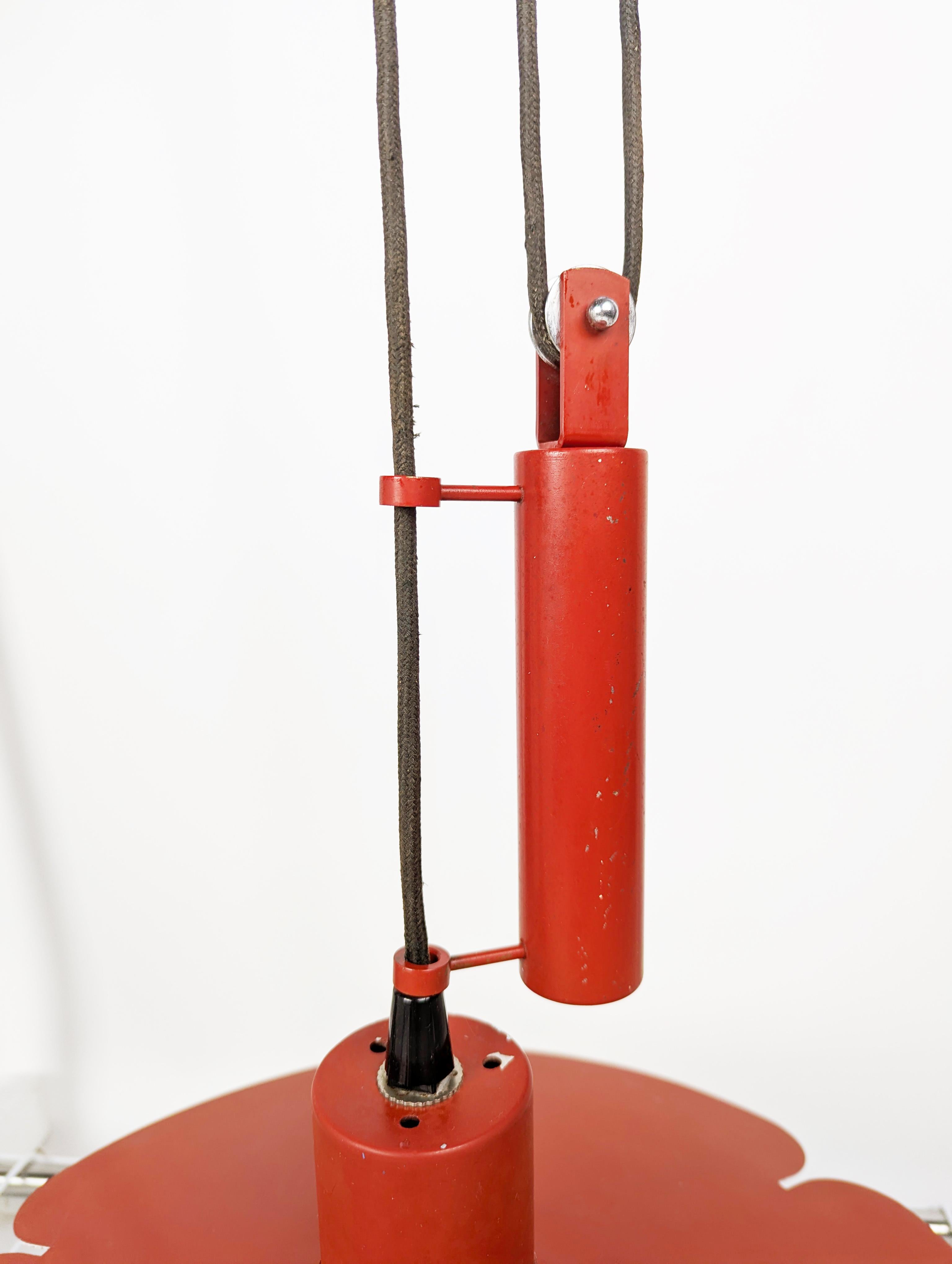 Lampada a sospensione a contrappeso in metallo rosso italiana attribuita a Stilnovo, anni '60 in vendita 2