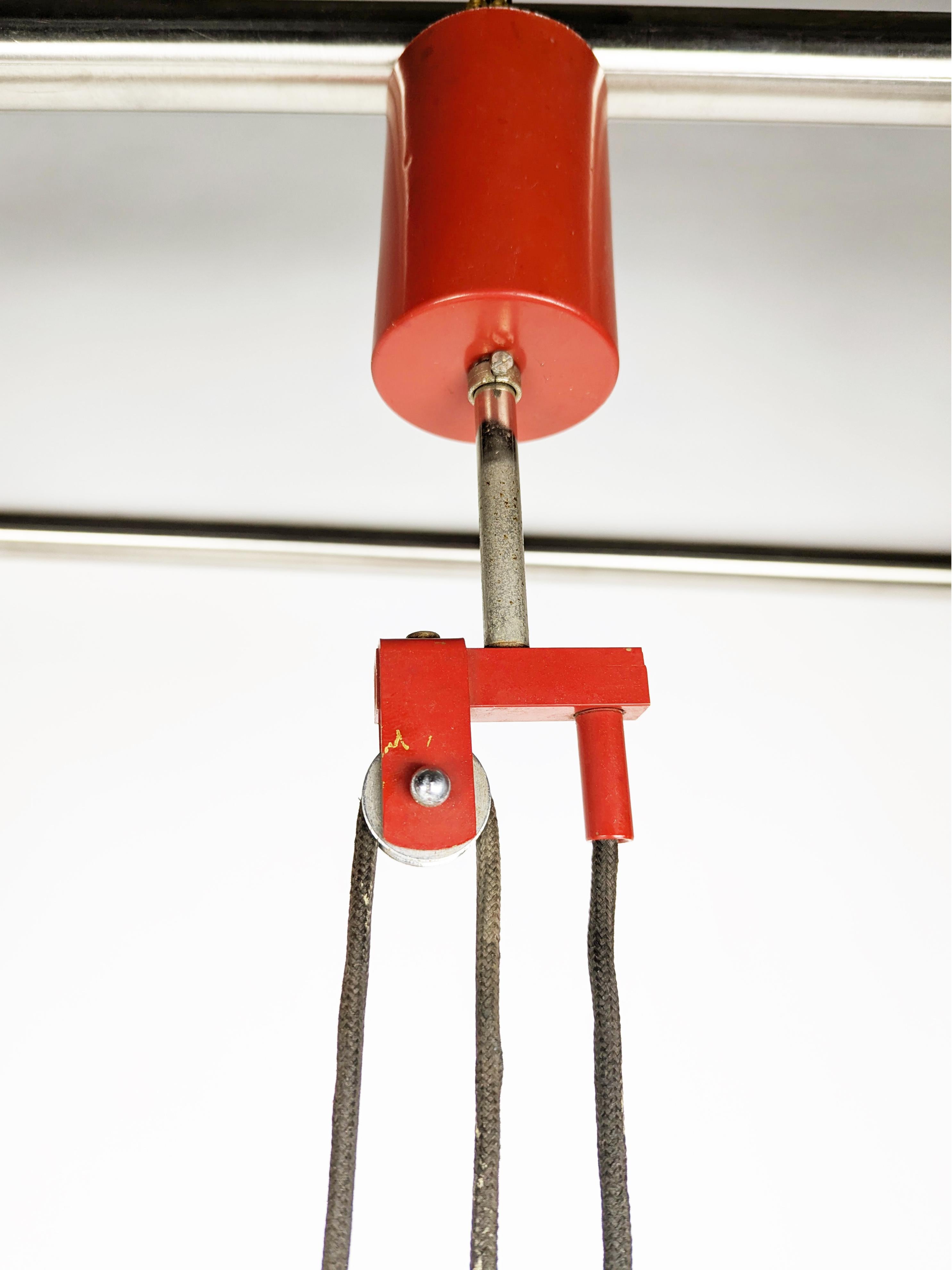 Lampada a sospensione a contrappeso in metallo rosso italiana attribuita a Stilnovo, anni '60 in vendita 3