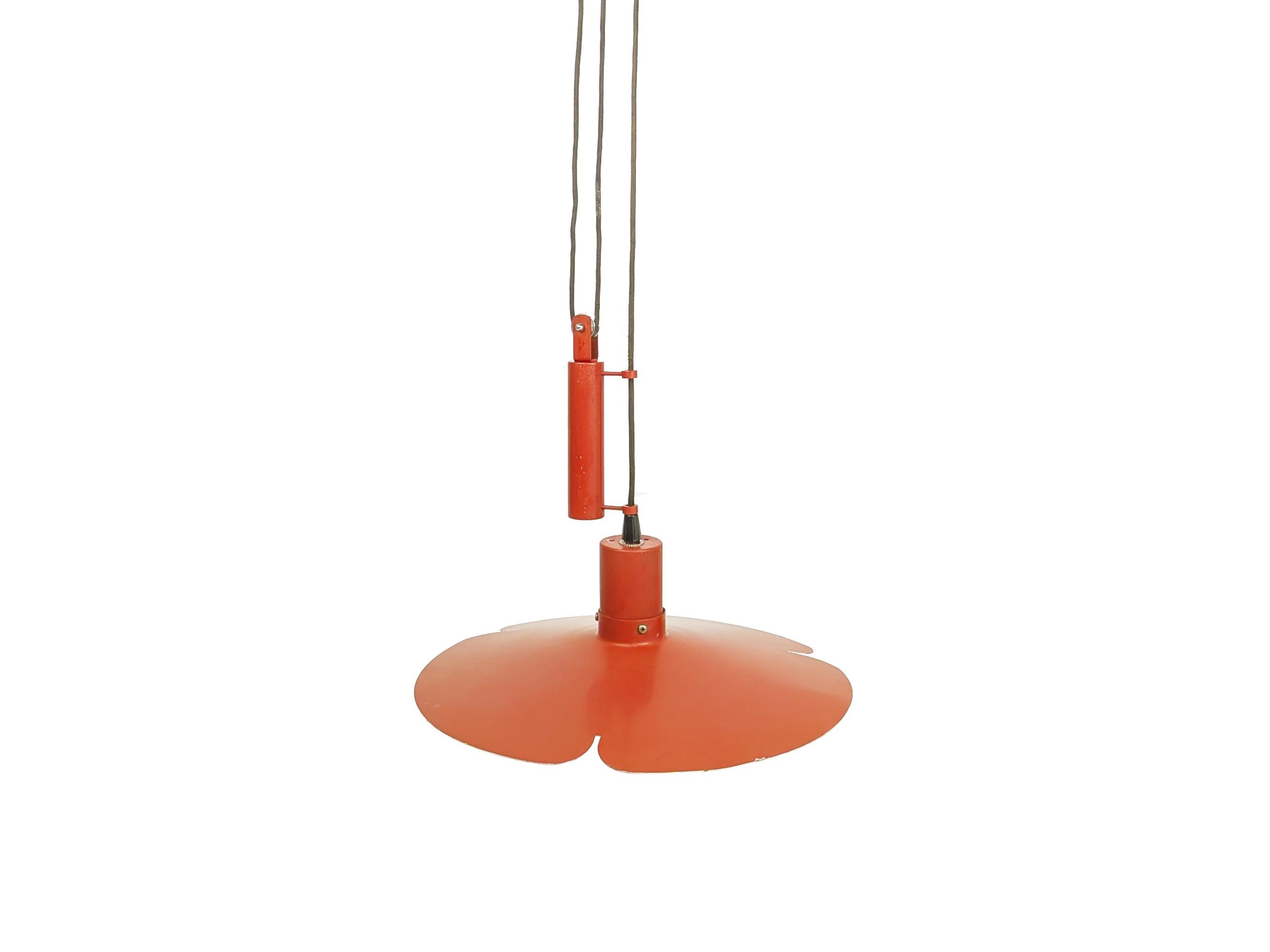 Mid-Century moderno Lampada a sospensione a contrappeso in metallo rosso italiana attribuita a Stilnovo, anni '60 in vendita