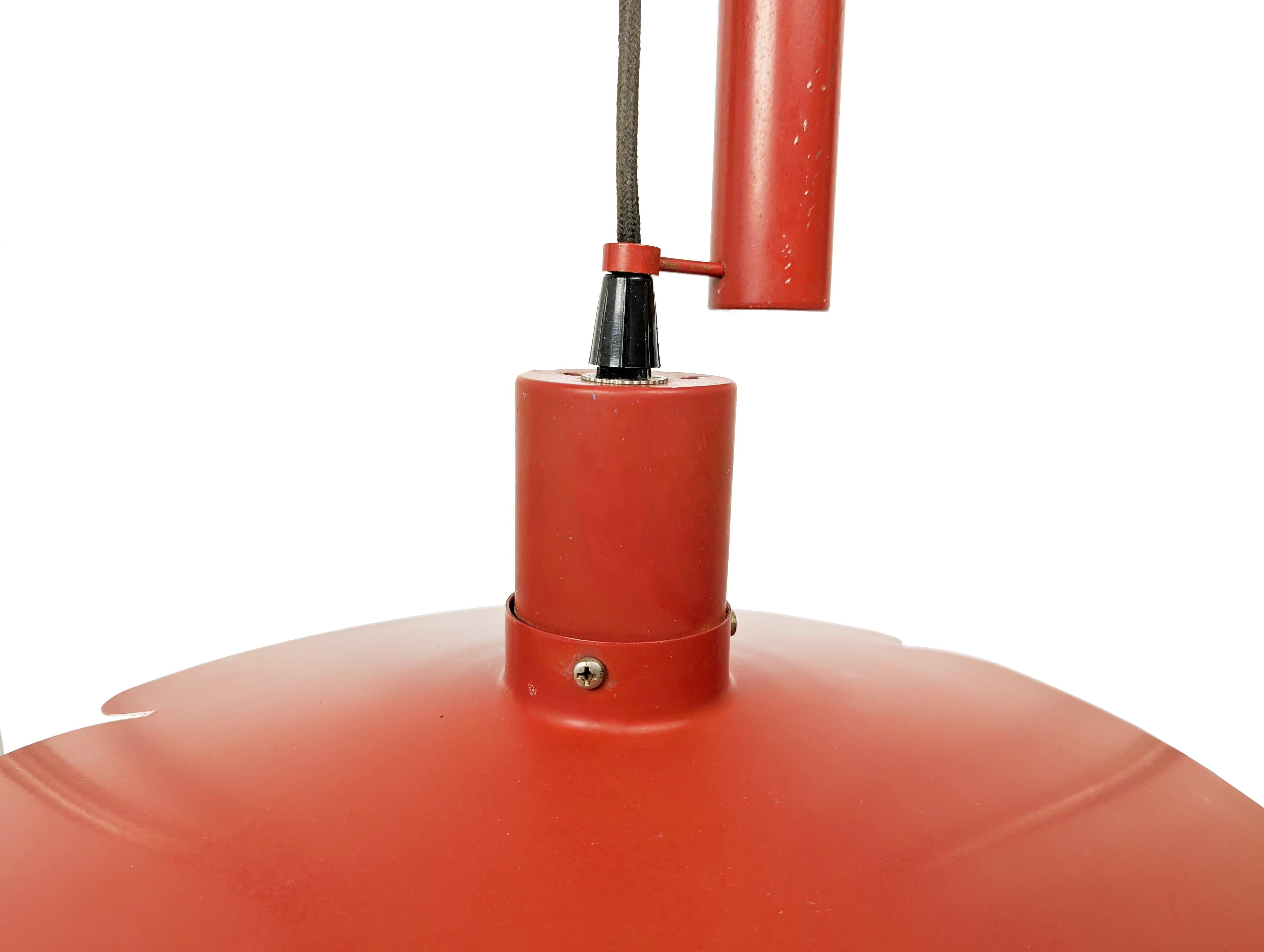 Lampada a sospensione a contrappeso in metallo rosso italiana attribuita a Stilnovo, anni '60 In condizioni buone in vendita a Varese, Lombardia