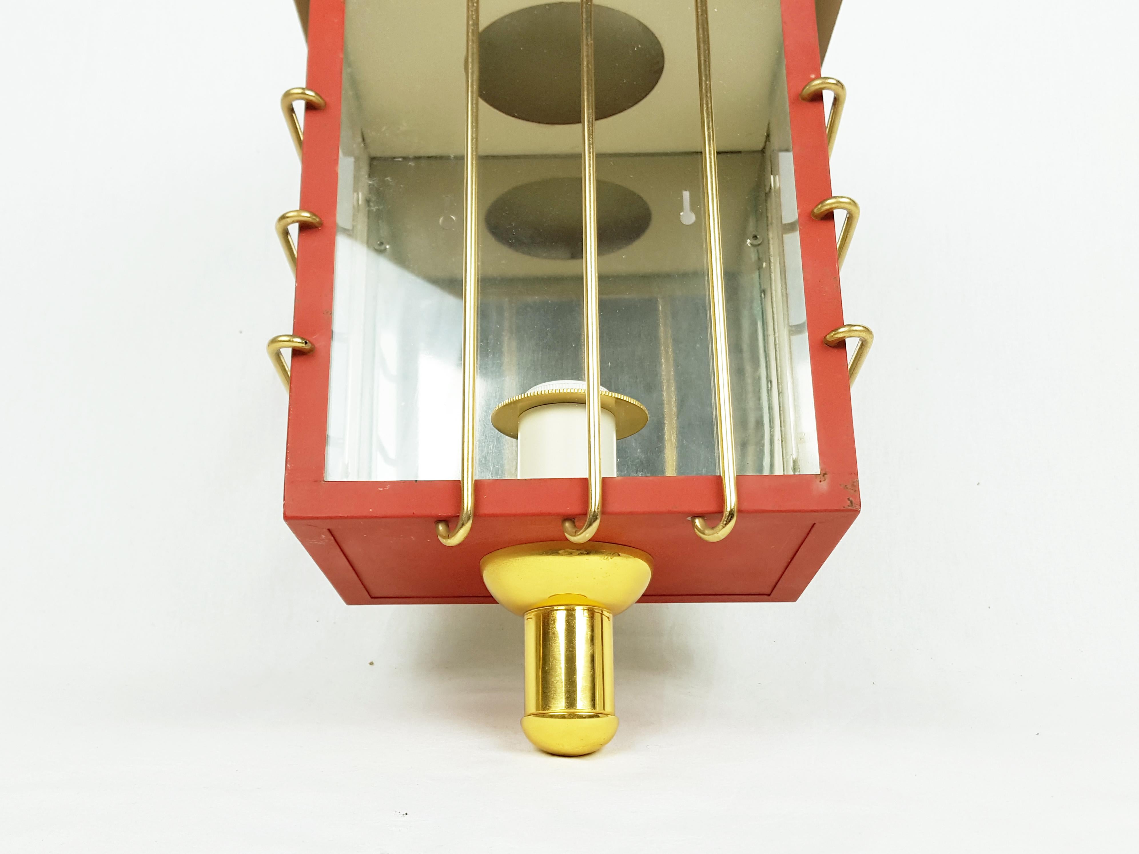Italian Red Metal, Glass and Brass Midcentury Sconce In Good Condition For Sale In Varese, Lombardia