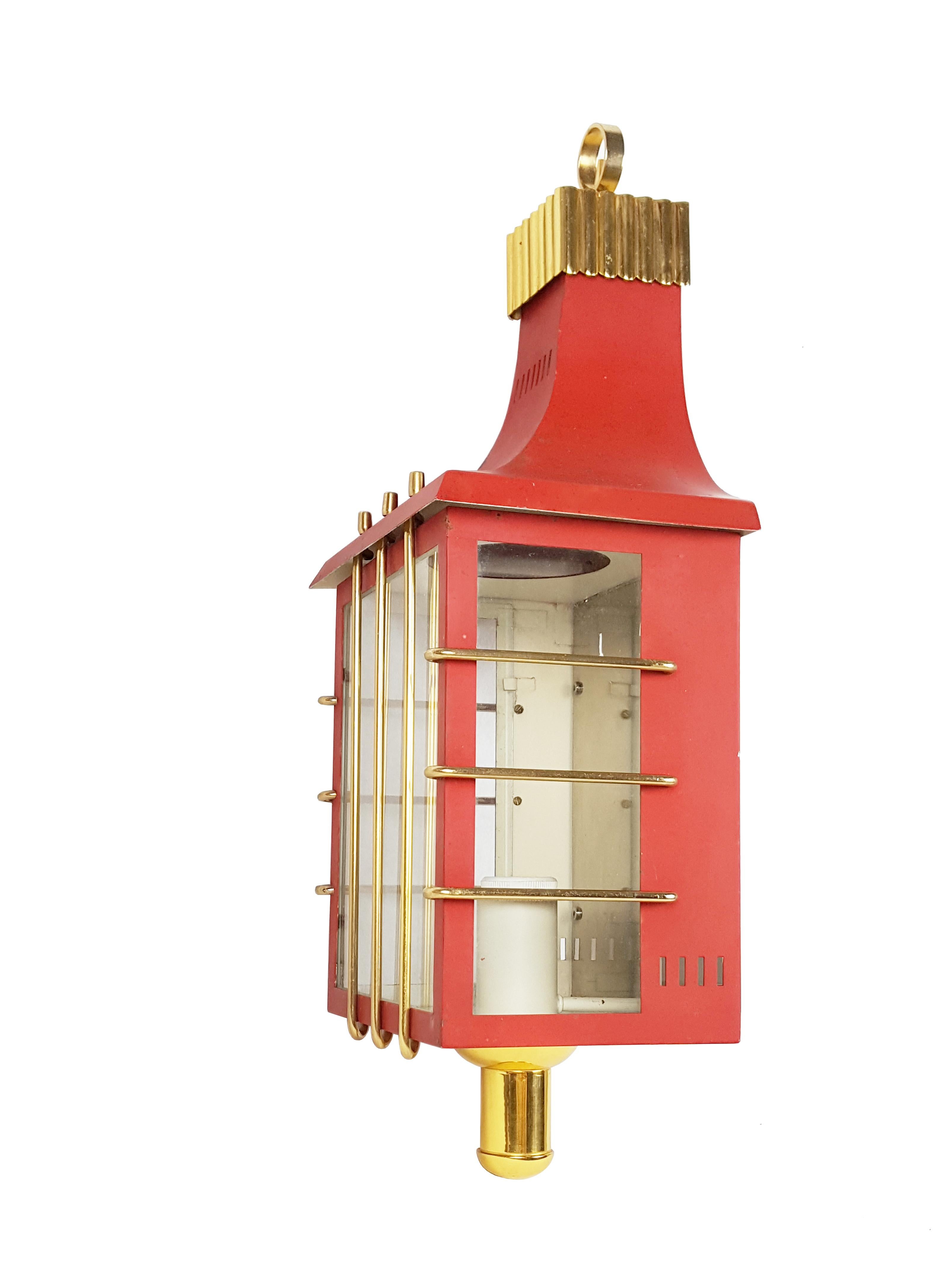 Metà XX secolo Applique italiana del Medioevo in metallo rosso, vetro e ottone in vendita