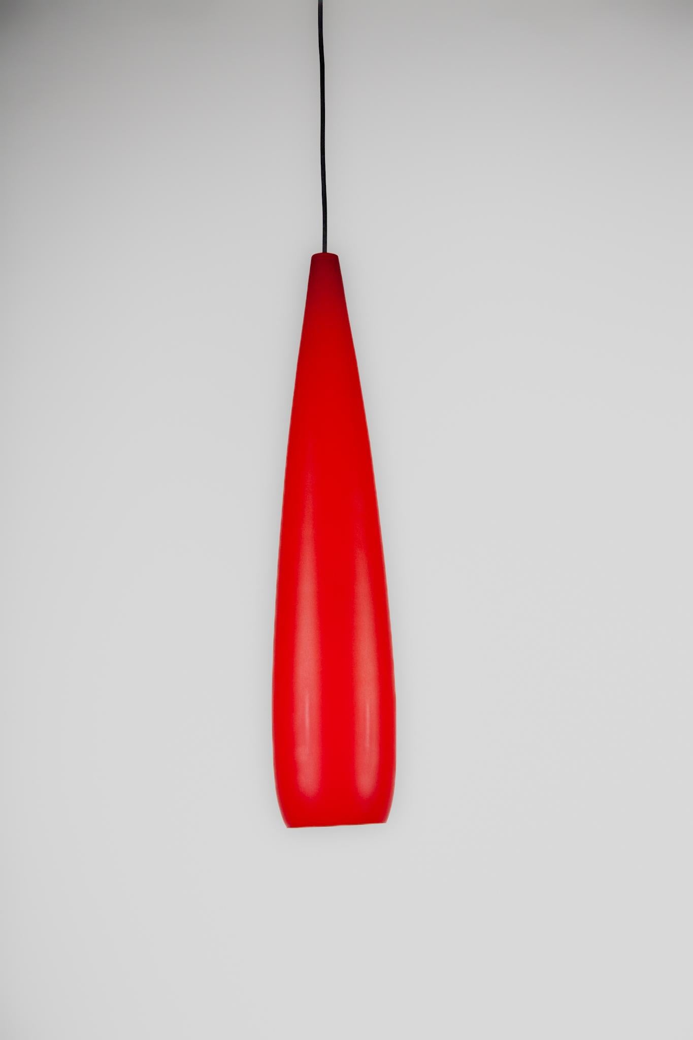 Cette grande lampe suspendue a été conçue par Alessandro Pianne pour Vistosi, à Murano, dans les années 1960.
Cette élégante lampe suspendue est faite en verre de Murano rouge opale, une lampe de très haute qualité en bon état.Hauteur du verre 62 cm.