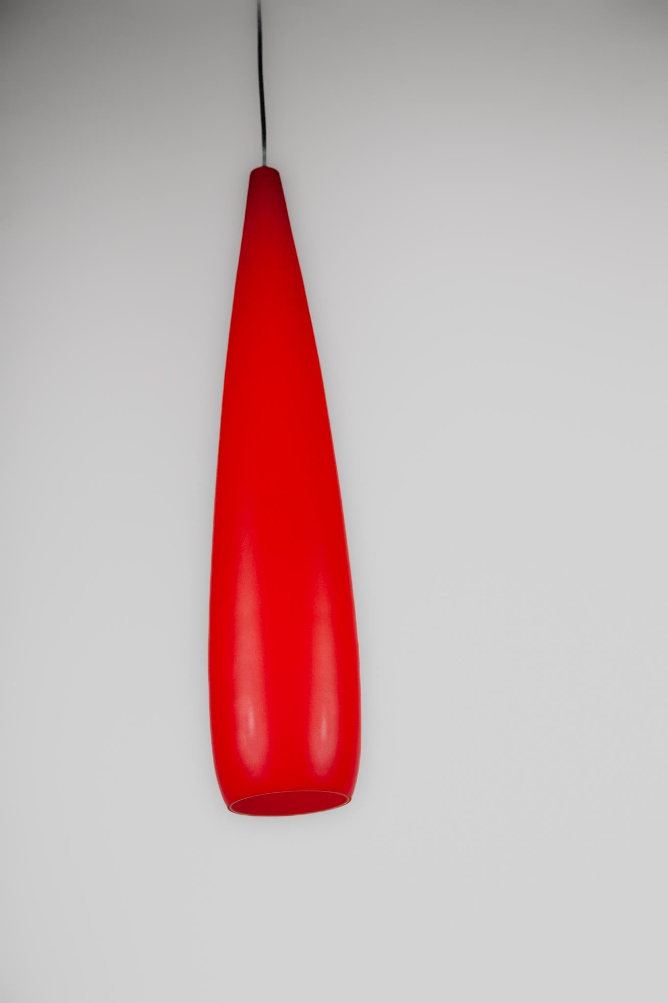 Mid-Century Modern Lampe à suspension italienne tube en verre opale rouge de Pianon pour Vistosi, années 1960 en vente