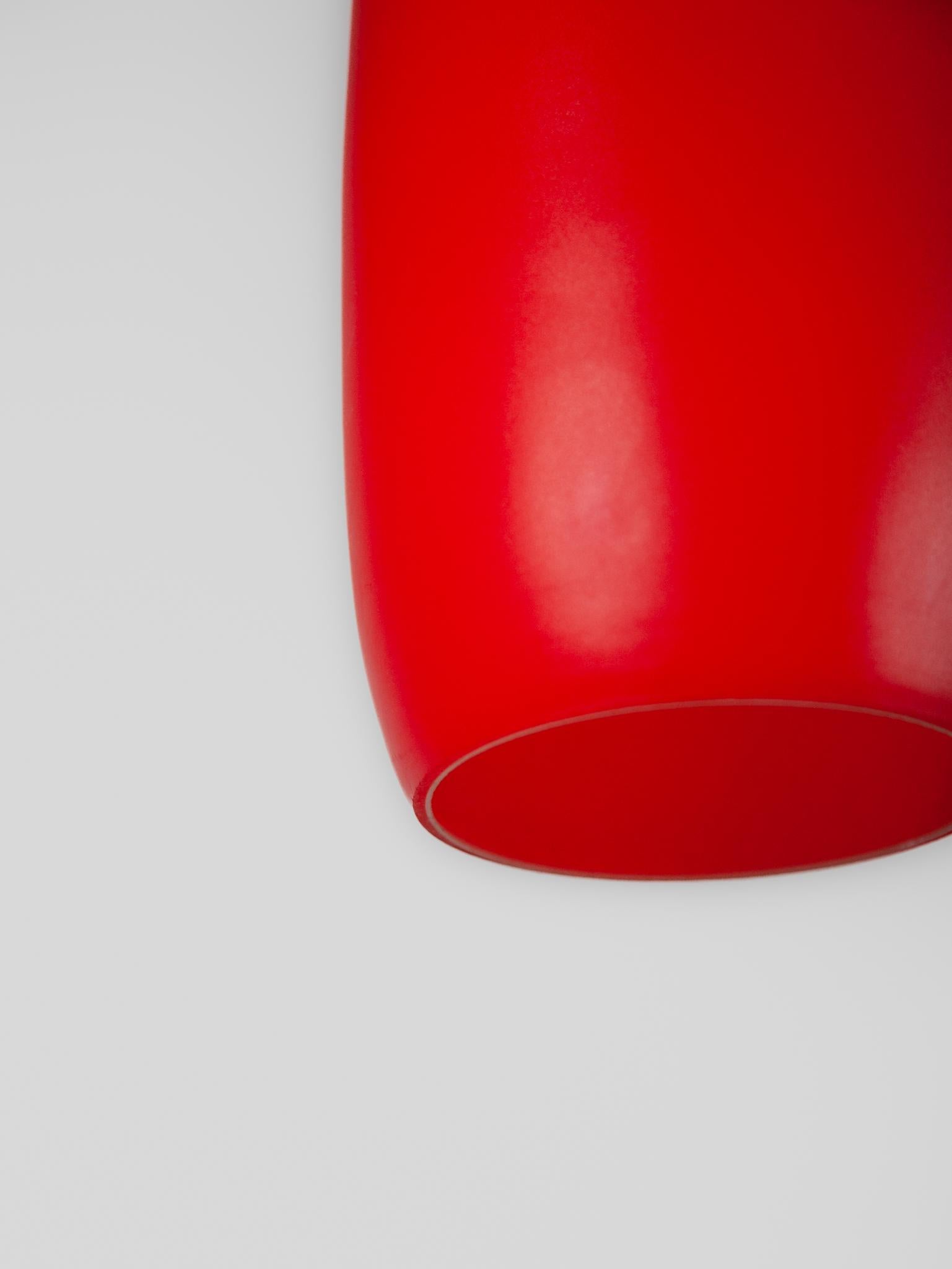 Fait main Lampe à suspension italienne tube en verre opale rouge de Pianon pour Vistosi, années 1960 en vente