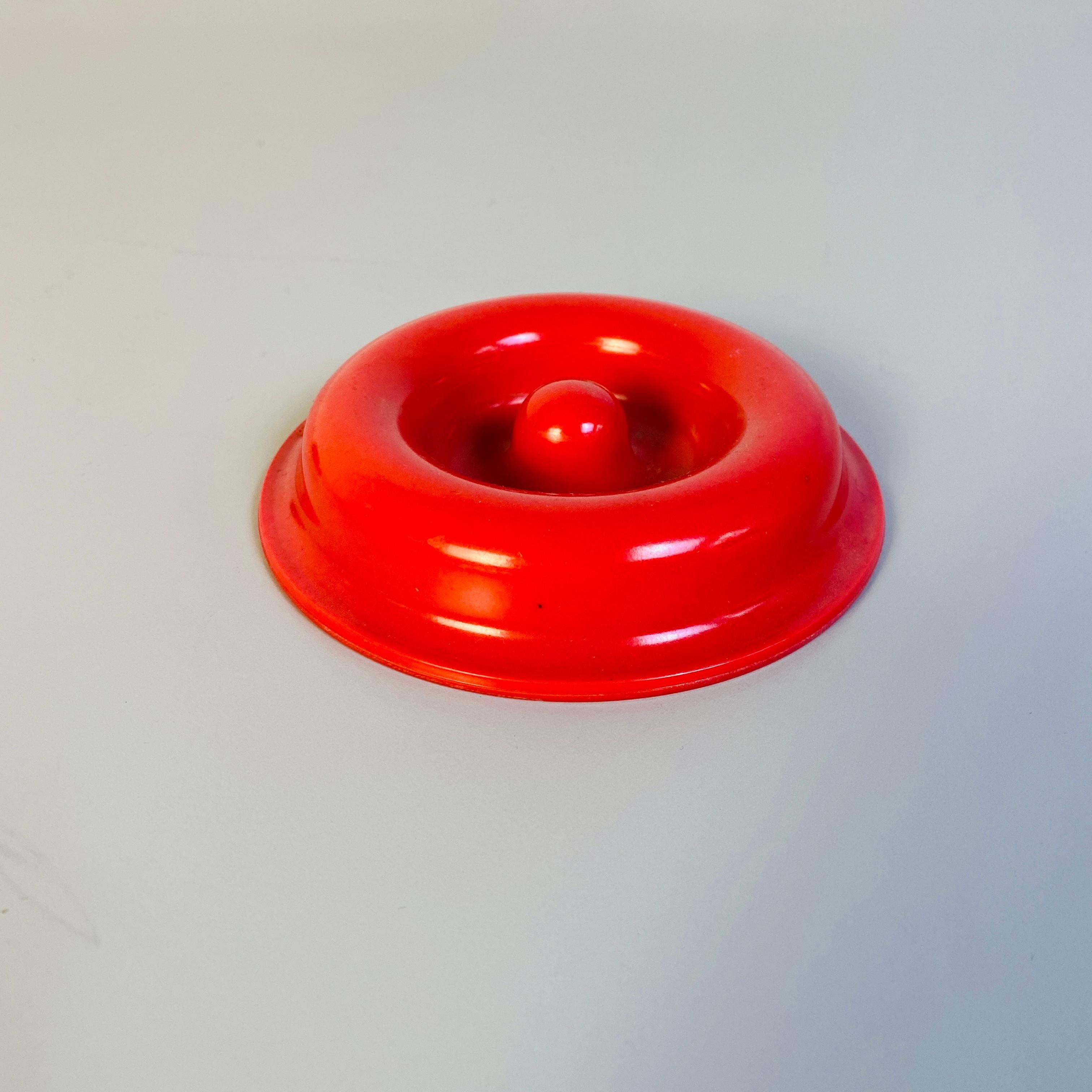 Italian red plastic ashtray mod 4632 \ 4636 by Isao Hosoe for Kartell, 1971
Red plastic ashtray mod. mod 4632 \ 4636 by Isao Hosoe for Kartell designed in 1971.

Good conditions

Measures 13 x 3 H cm.