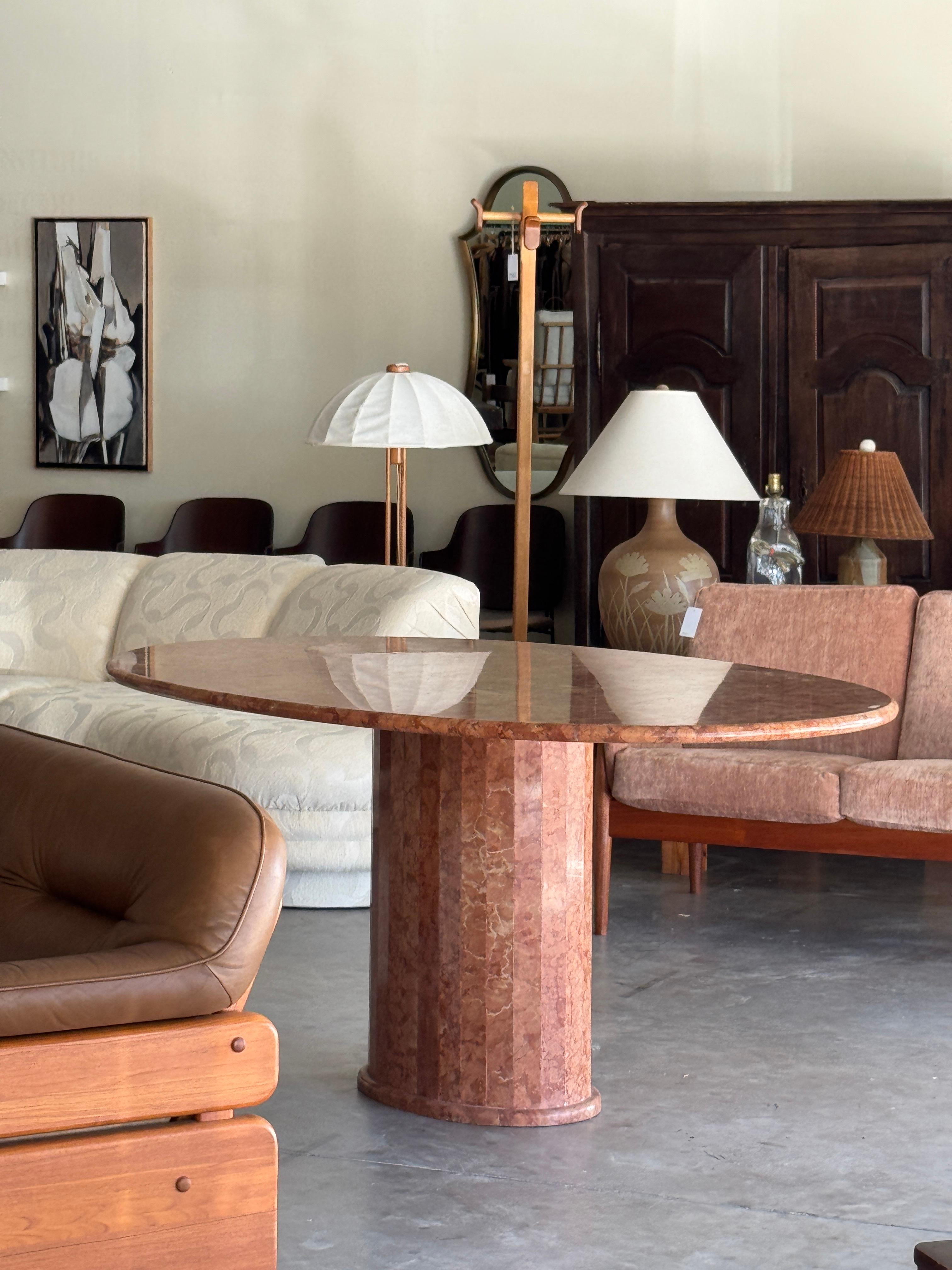 Table de salle à manger ovale italienne en marbre Rosa Verona rouge Bon état - En vente à Sarasota, FL