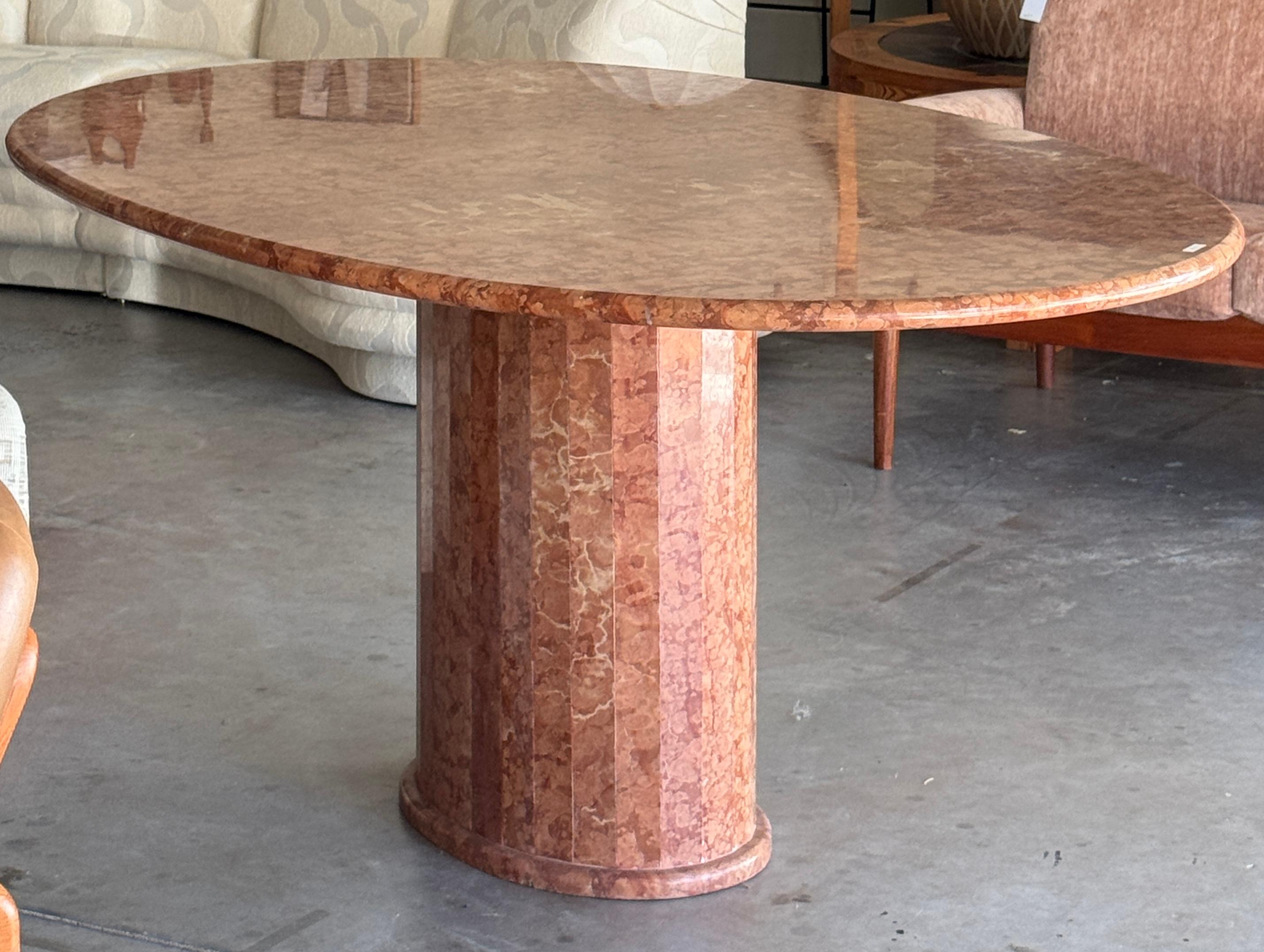 Fin du 20e siècle Table de salle à manger ovale italienne en marbre Rosa Verona rouge en vente