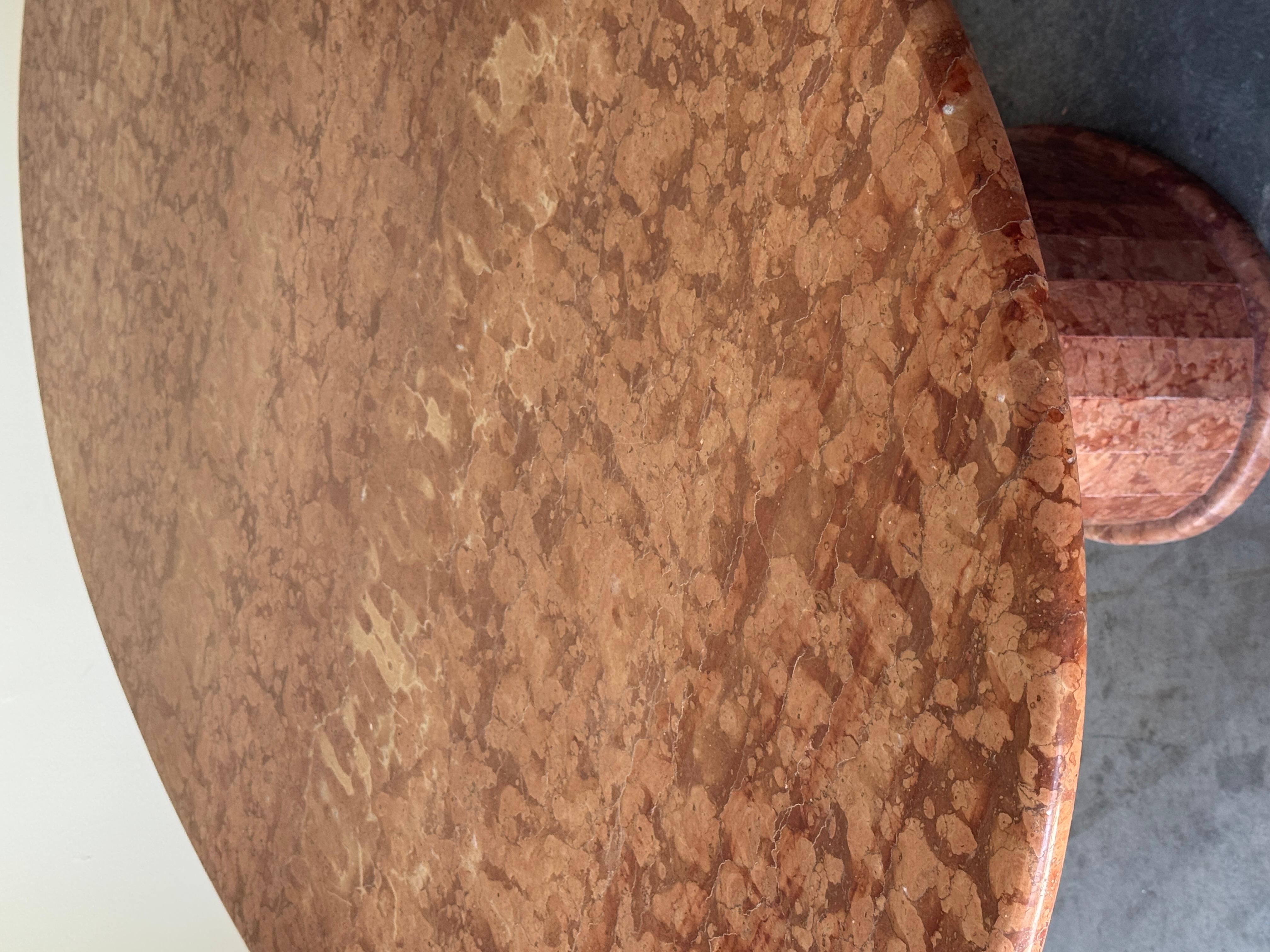 Table de salle à manger ovale italienne en marbre Rosa Verona rouge en vente 1