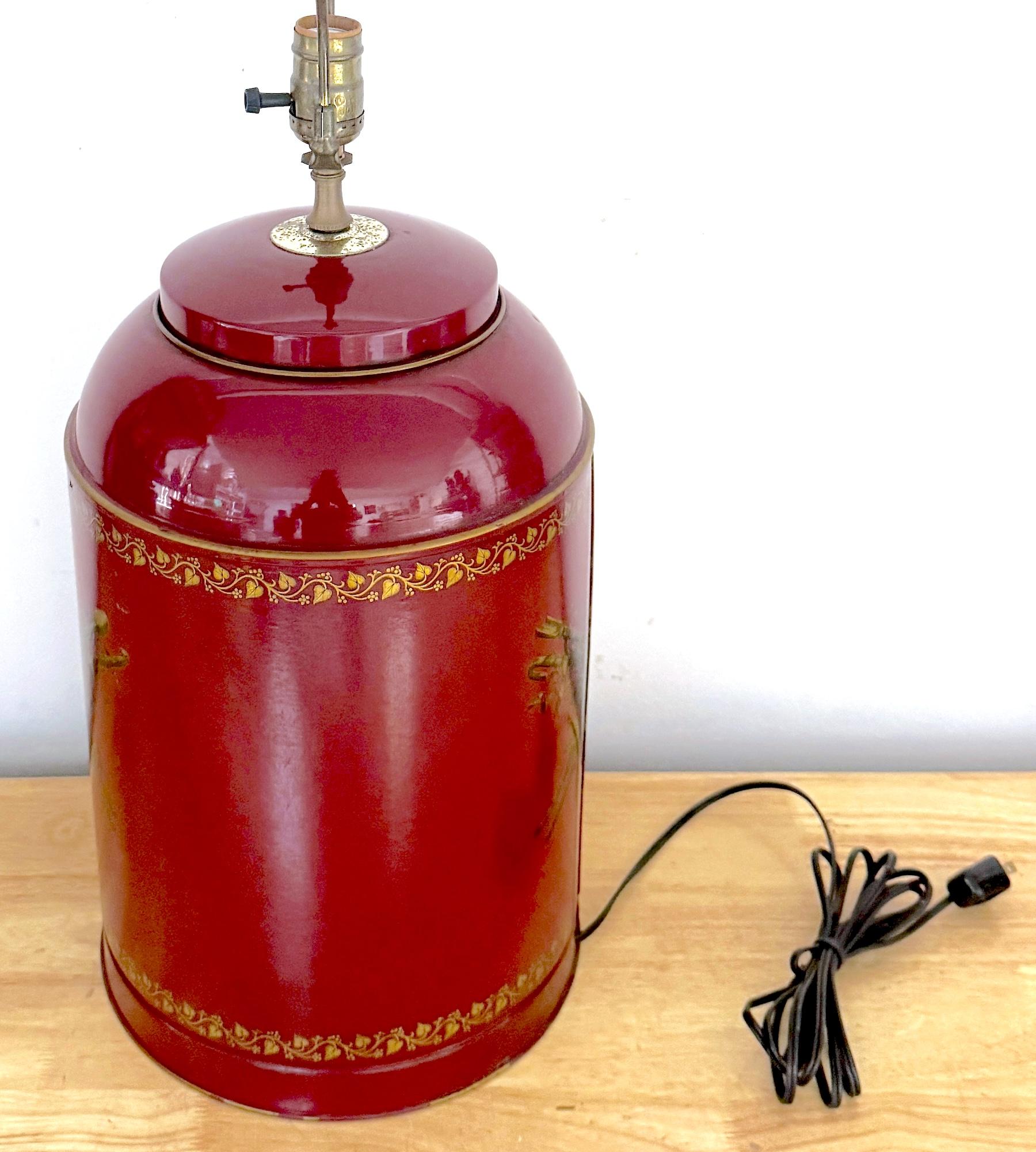 Tole rouge italienne et doré néoclassique  Lampe-boîte à thé en forme de médaillon, circa 1950 en vente 3