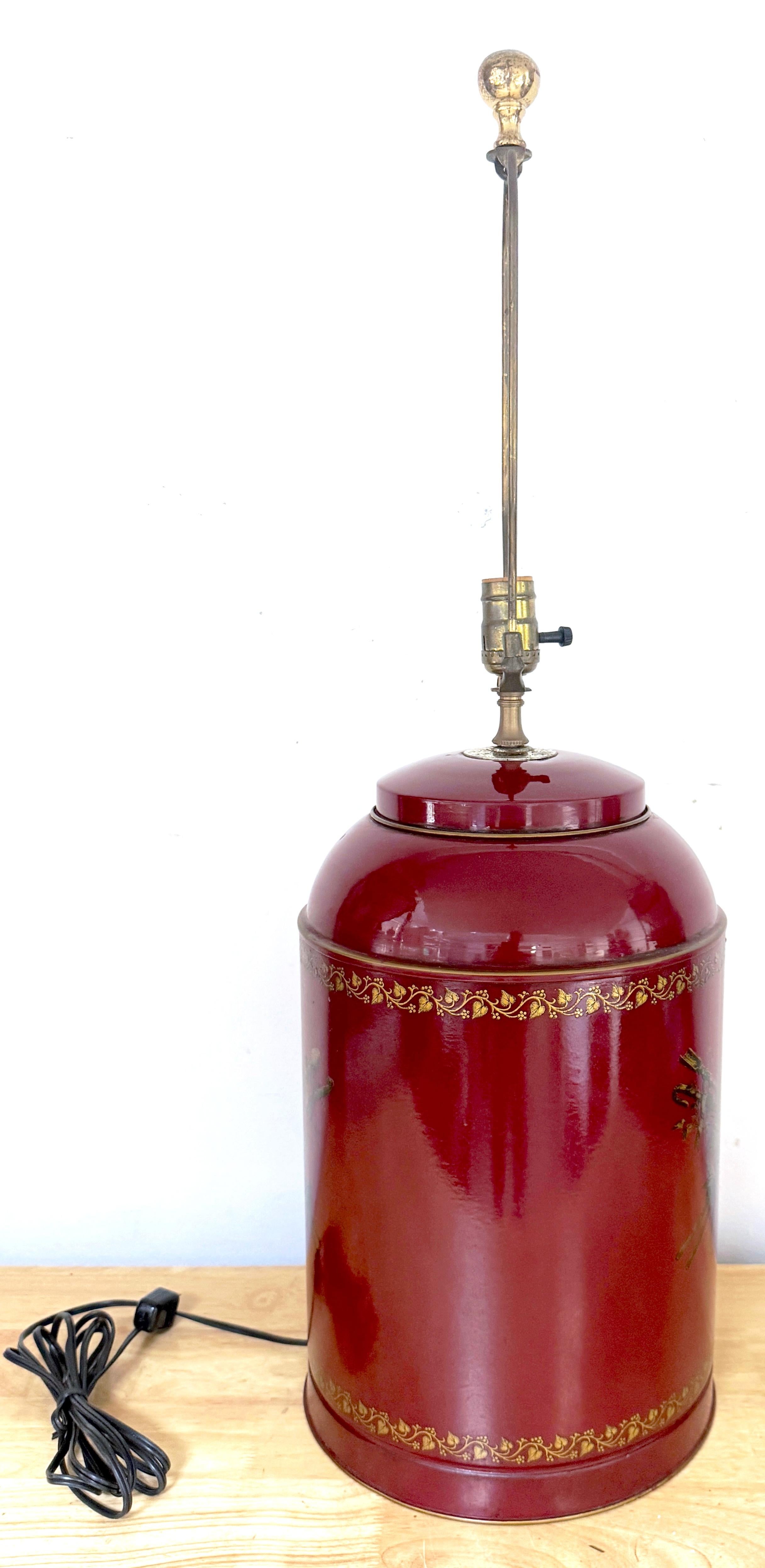 Tole rouge italienne et doré néoclassique  Lampe-boîte à thé en forme de médaillon, circa 1950 en vente 4