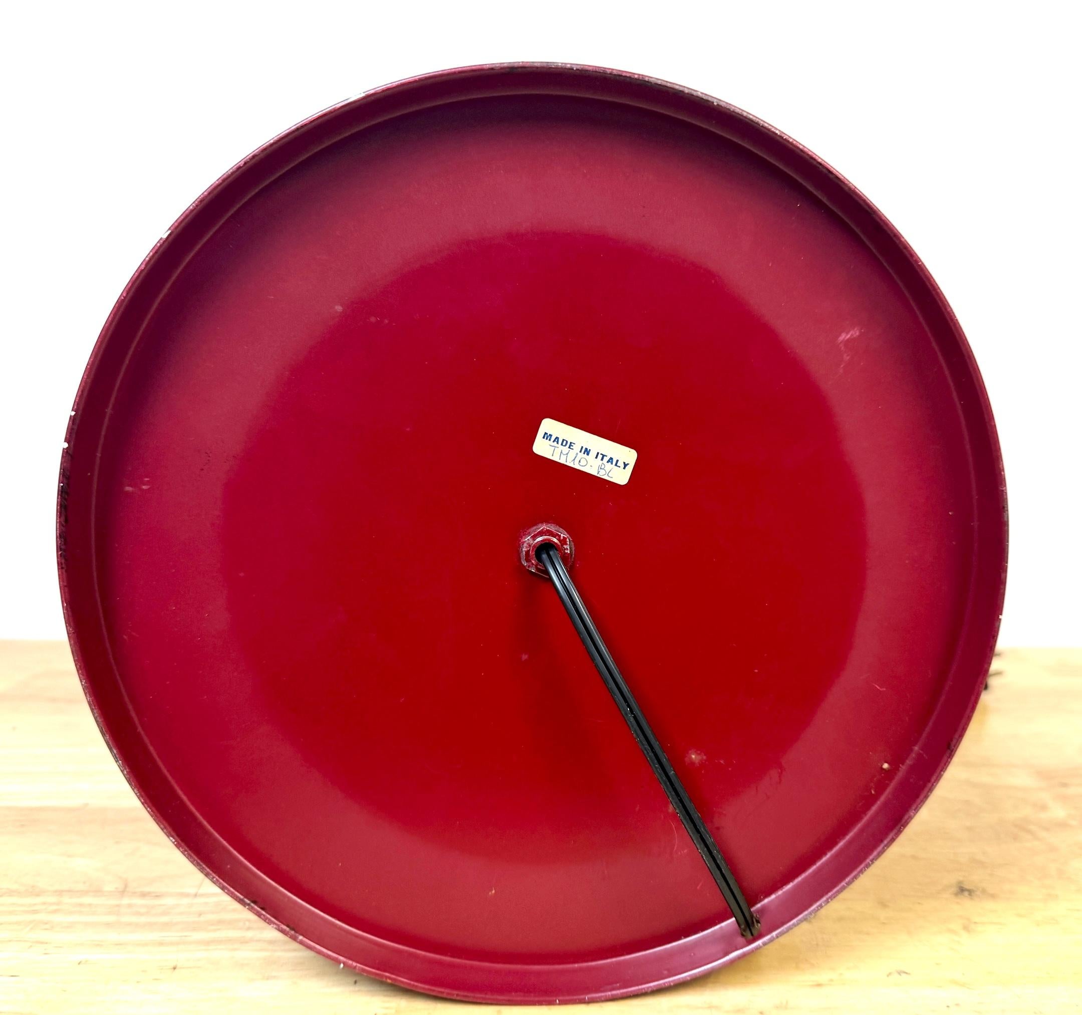 Tole rouge italienne et doré néoclassique  Lampe-boîte à thé en forme de médaillon, circa 1950 en vente 5