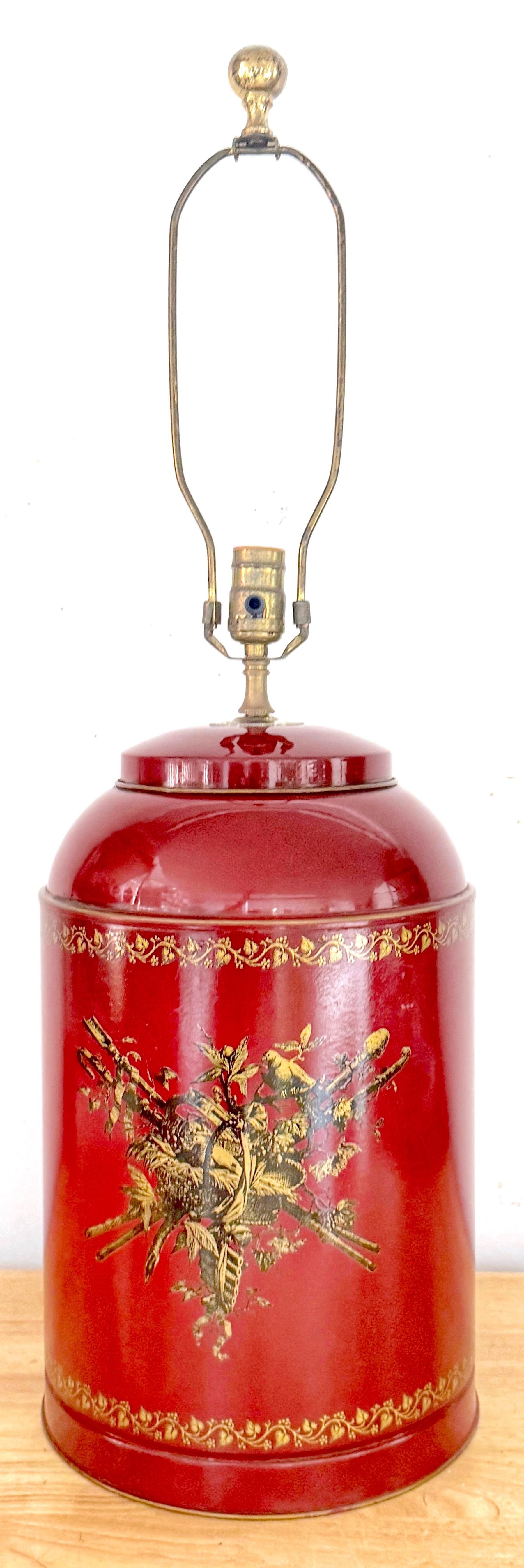Lampe-boîte à thé italienne en tôle rouge et médaillon doré néoclassique, CIRCA 1950

Cette lampe-boîte à thé italienne en tole rouge est un exemple frappant de design néoclassique, présentant un élégant motif de médaillon doré sur un fond laqué